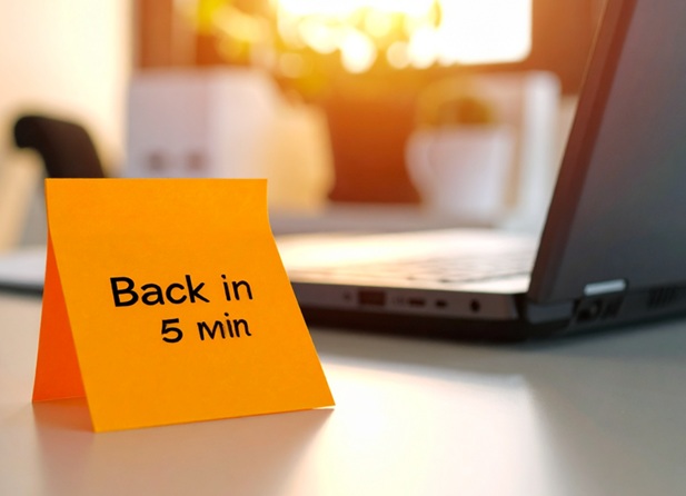 De petites pauses et s&eacute;quences de marche de 5 minutes toutes les heures offrent le meilleur &eacute;quilibre entre faisabilit&eacute; et efficacit&eacute; pour contrebalancer les effets n&eacute;fastes de la station assise prolong&eacute;e (Visuel Adobe Stock 1565544592)