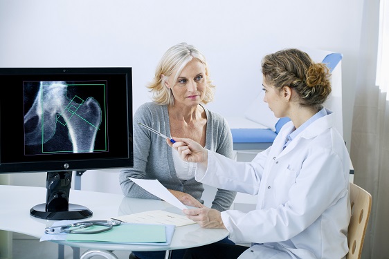 Les bisphosphonates sont aujourd’hui recommandés par l’American College of Physicians pour le traitement initial de l'ostéoporose chez les hommes et les femmes ménopausées, diagnostiqués avec une ostéoporose primaire (Visuel Adobe Stock 159002280)