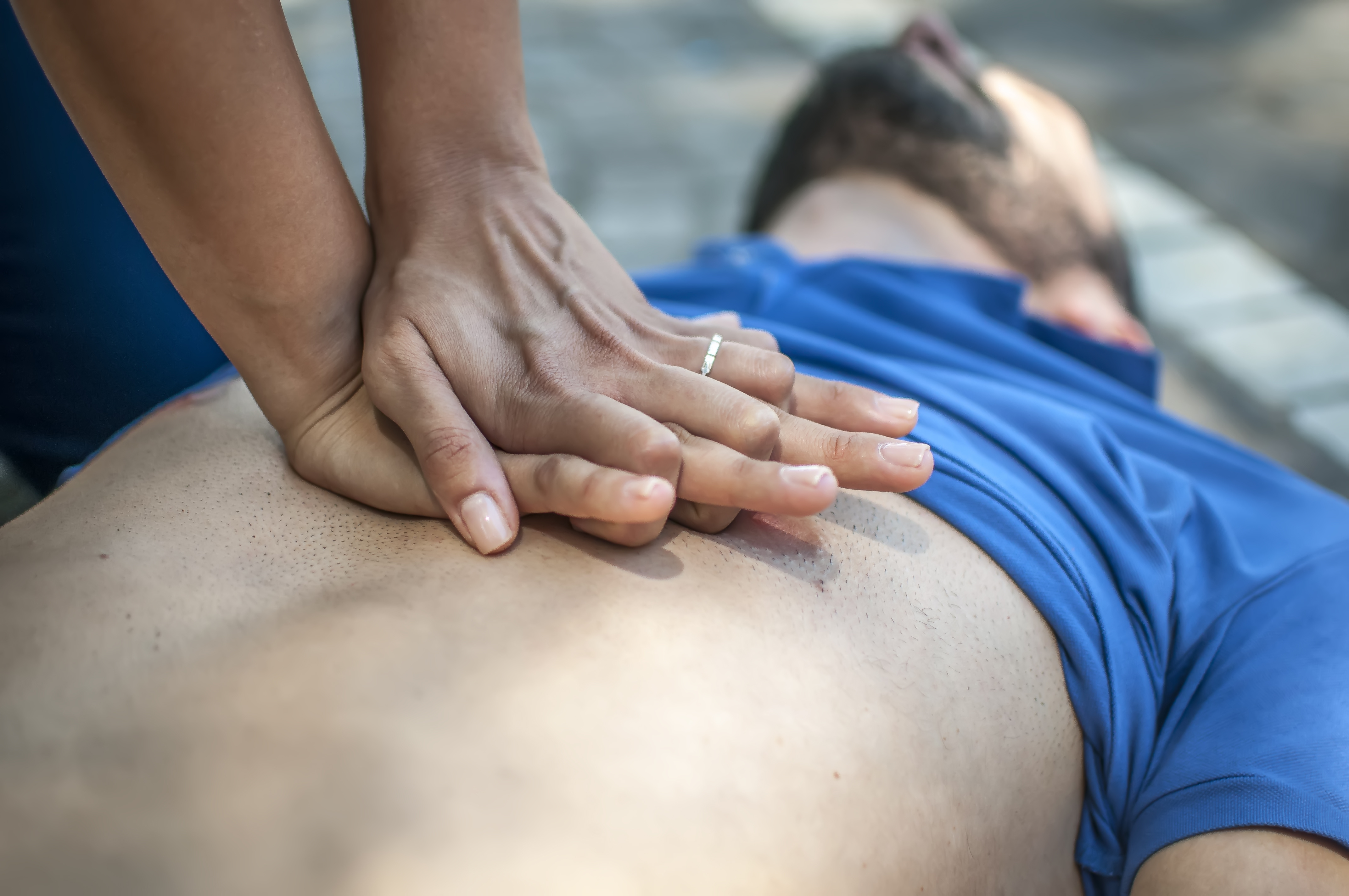 50 % des victimes d’arrêt cardiaque ressentent des symptômes révélateurs, spécifiques à leur sexe ou des signes avant-coureurs environ 24 heures avant leur perte de fonction cardiaque (Visuel Adobe Stock 163069799) 50 % des victimes d’arrêt cardiaque ressentent des symptômes révélateurs, spécifiques à leur sexe ou des signes avant-coureurs environ 24 heures avant leur perte de fonction cardiaque (Visuel Adobe Stock 163069799)