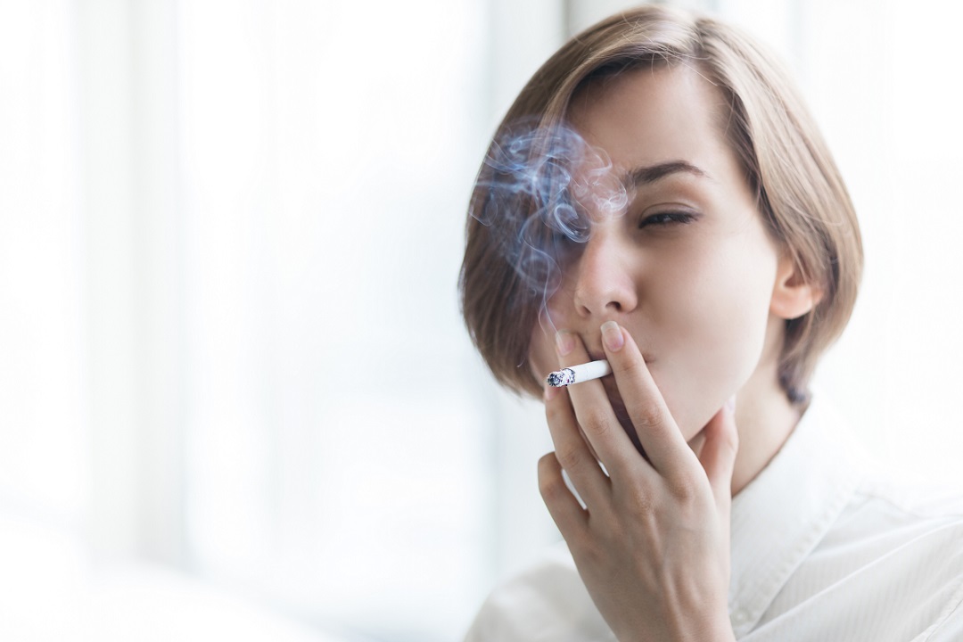 Ainsi, fumer plus de 20 cigarettes par jour a des effets néfastes significatifs sur la vision. 