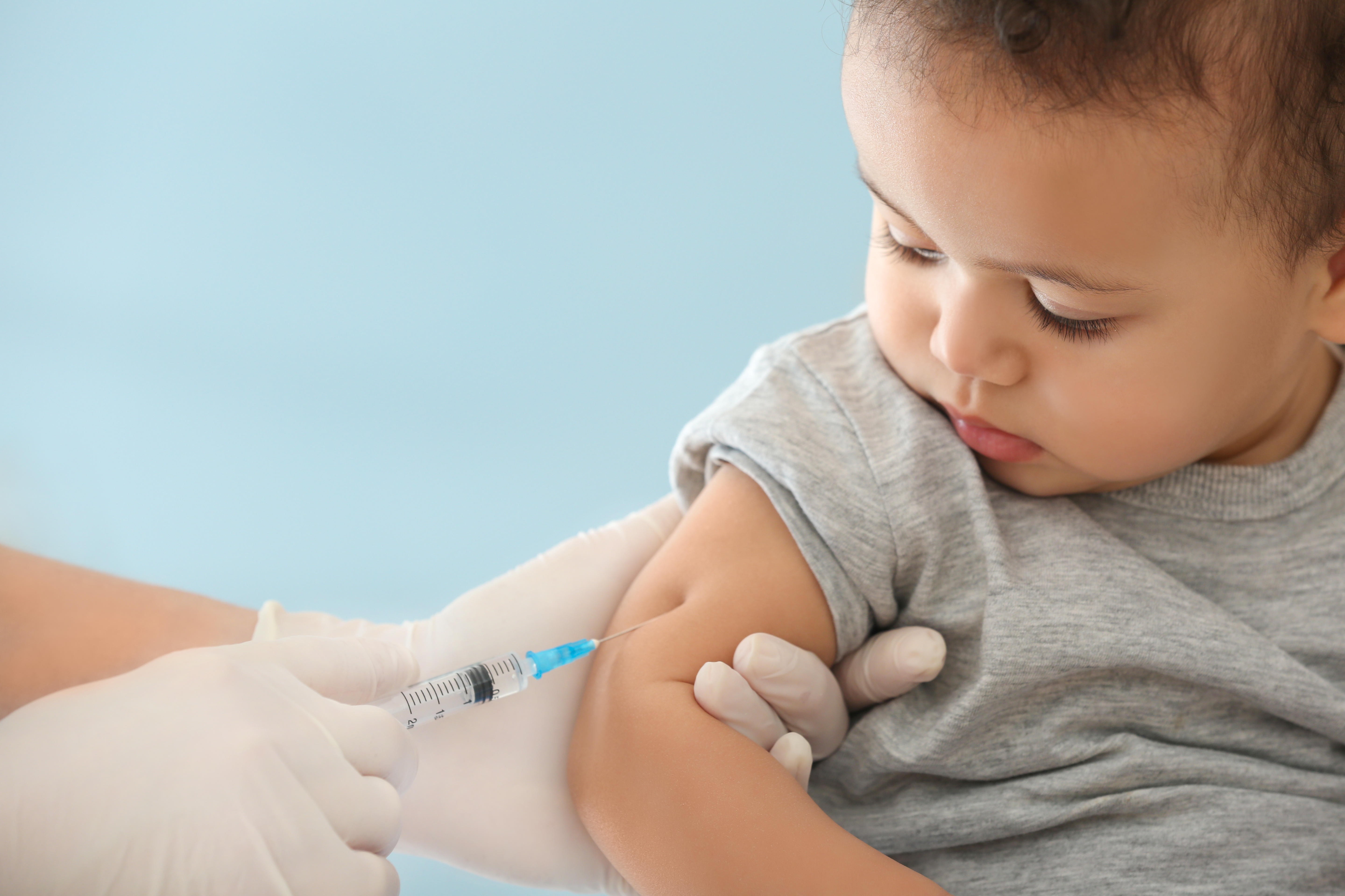 La peur et la douleur li&eacute;es aux injections vaccinales peuvent &ecirc;tre r&eacute;duites par des mesures simples et valid&eacute;es (Visuel Adobe Stock 191369146)