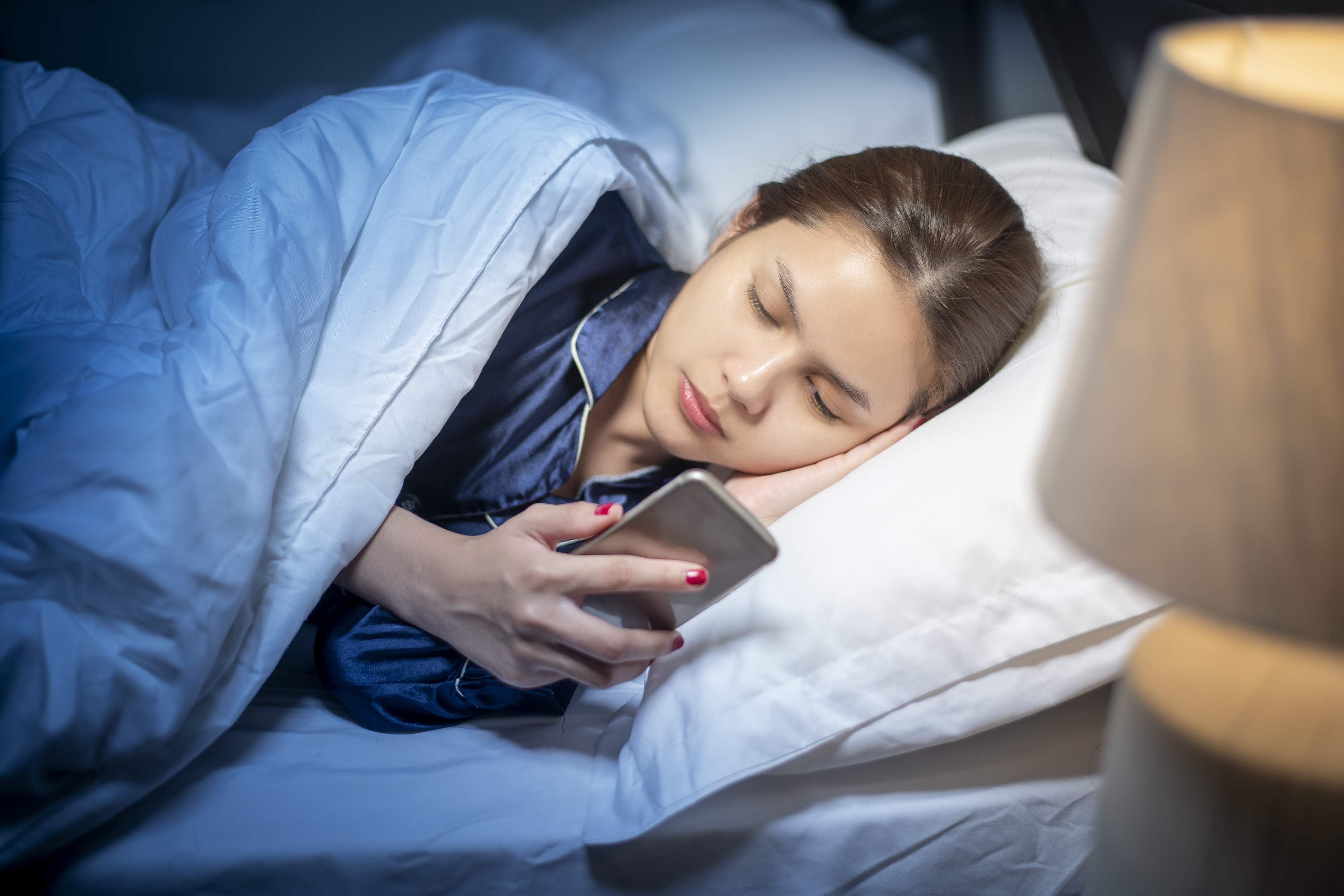 1 heure seulement d’exposition à la lumière bleue la nuit augmente -chez ces souris diurnes mâles- le taux de glucose dans le sang, mais aussi la consommation de sucre. 1 heure seulement d’exposition à la lumière bleue la nuit augmente -chez ces souris diurnes mâles- le taux de glucose dans le sang, mais aussi la consommation de sucre.