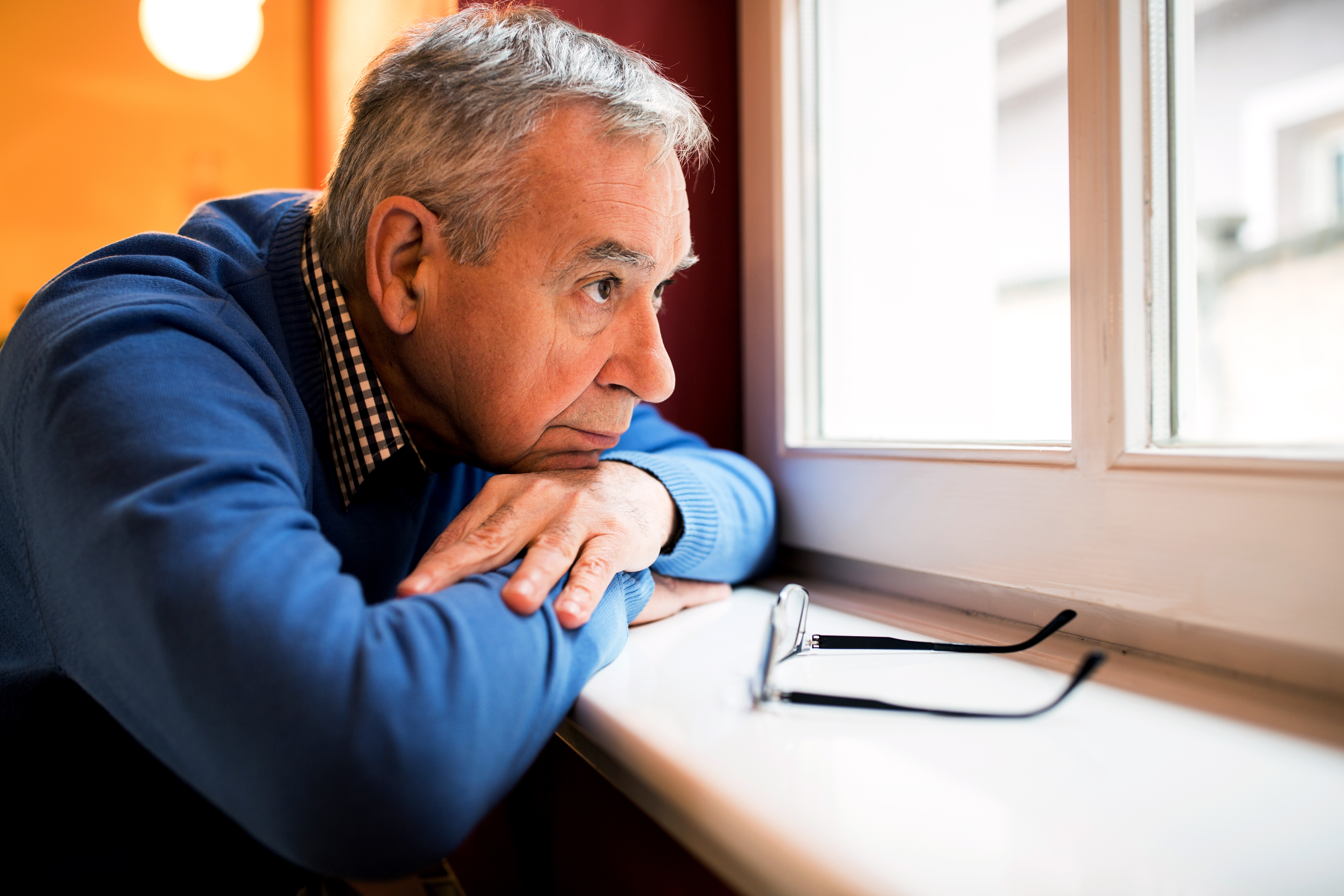 L'isolement social fait partie des facteurs majeurs de risque de démence et ce facteur reste insuffisamment pris en compte dans les politiques de santé publique (Visuel Adobe Stock 208403010)