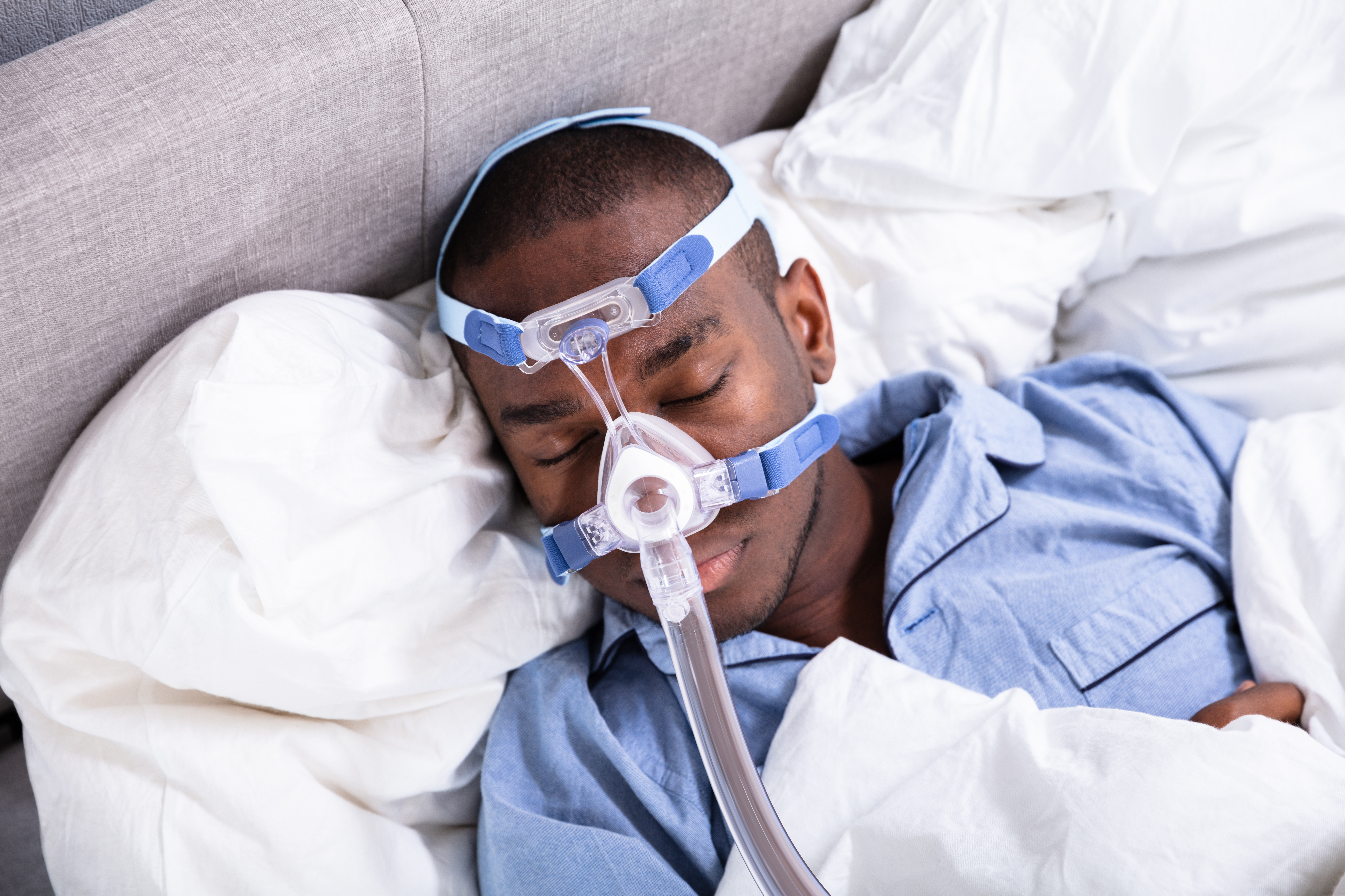 Utilisée pour traiter le syndrome d’apnée obstructive du sommeil (SAOS), la pression positive utilisée de manière précoce pour certains patients COVID-19 permet de sauver des vies (Visuel Adobe Stock 233807292) Utilisée pour traiter le syndrome d’apnée obstructive du sommeil (SAOS), la pression positive utilisée de manière précoce pour certains patients COVID-19 permet de sauver des vies (Visuel Adobe Stock 233807292)