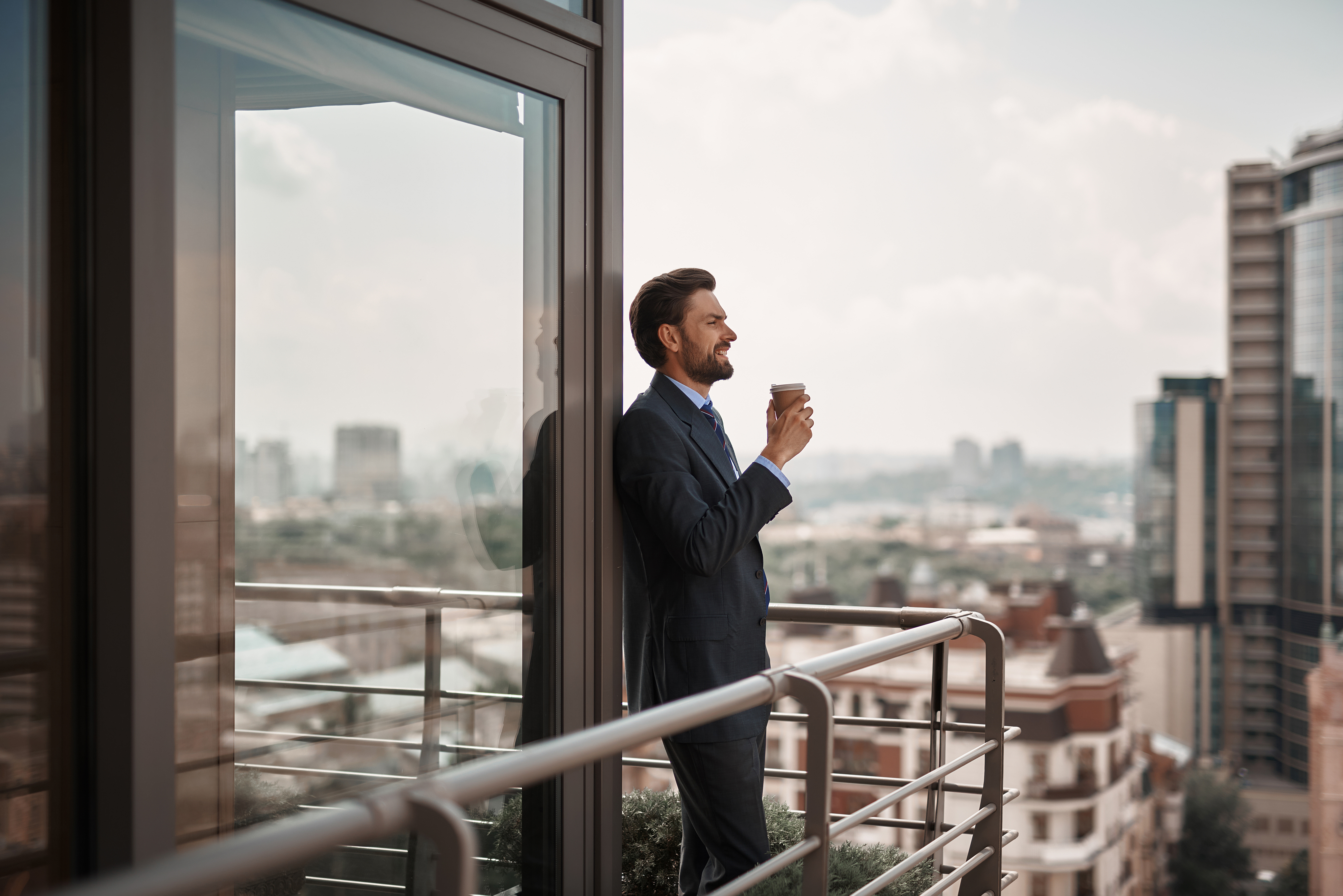 En cas de position assise prolongée, une promenade de quelques minutes s’impose, de temps à autre, afin de prévenir le risque cardiovasculaire (Visuel Adobe Stock 236317820)