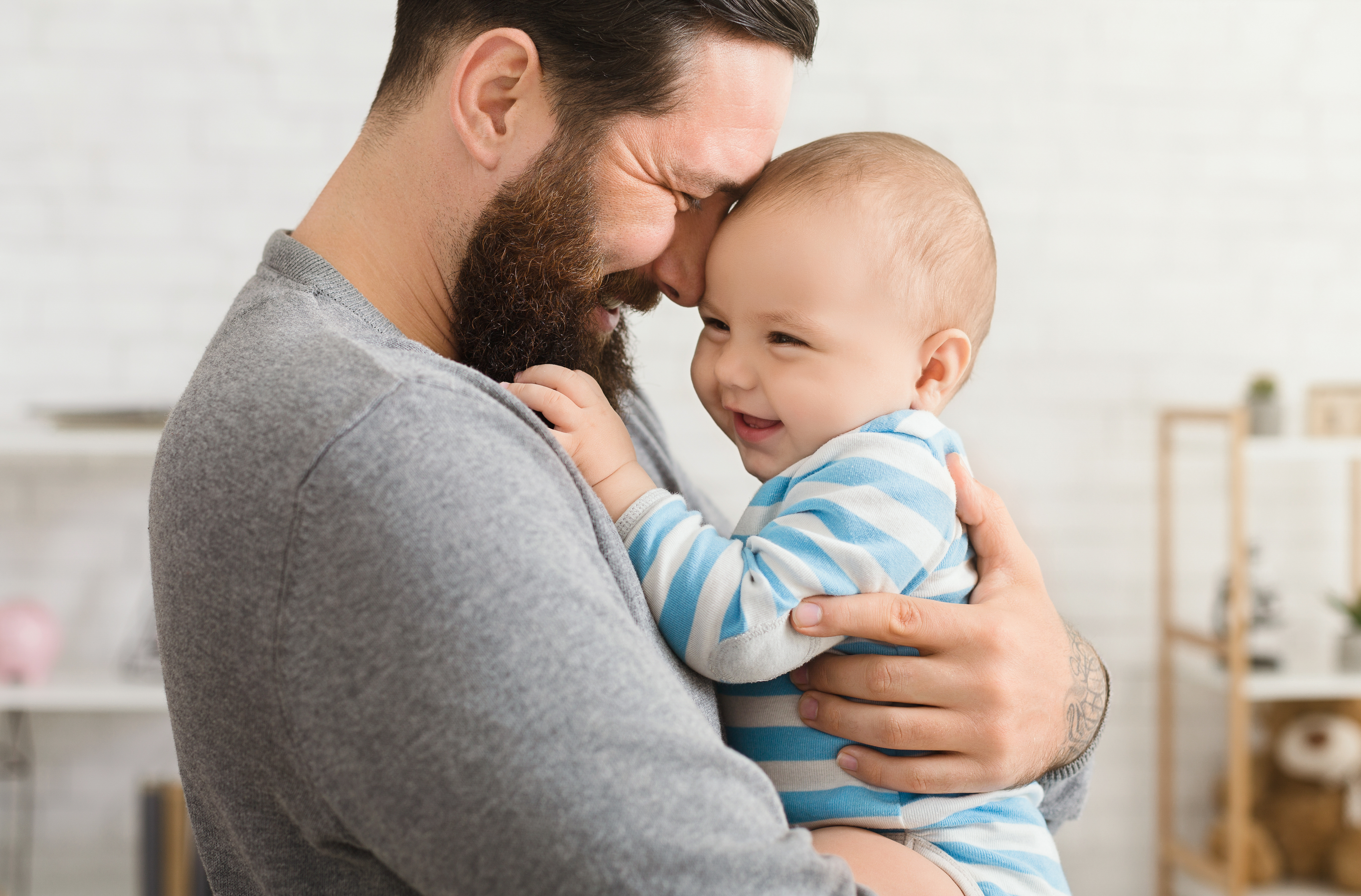 Les pères ont un rôle essentiel à jouer pour soutenir l'allaitement et sécuriser le sommeil du nourrisson (Visuel Adobe Stock 249514224)