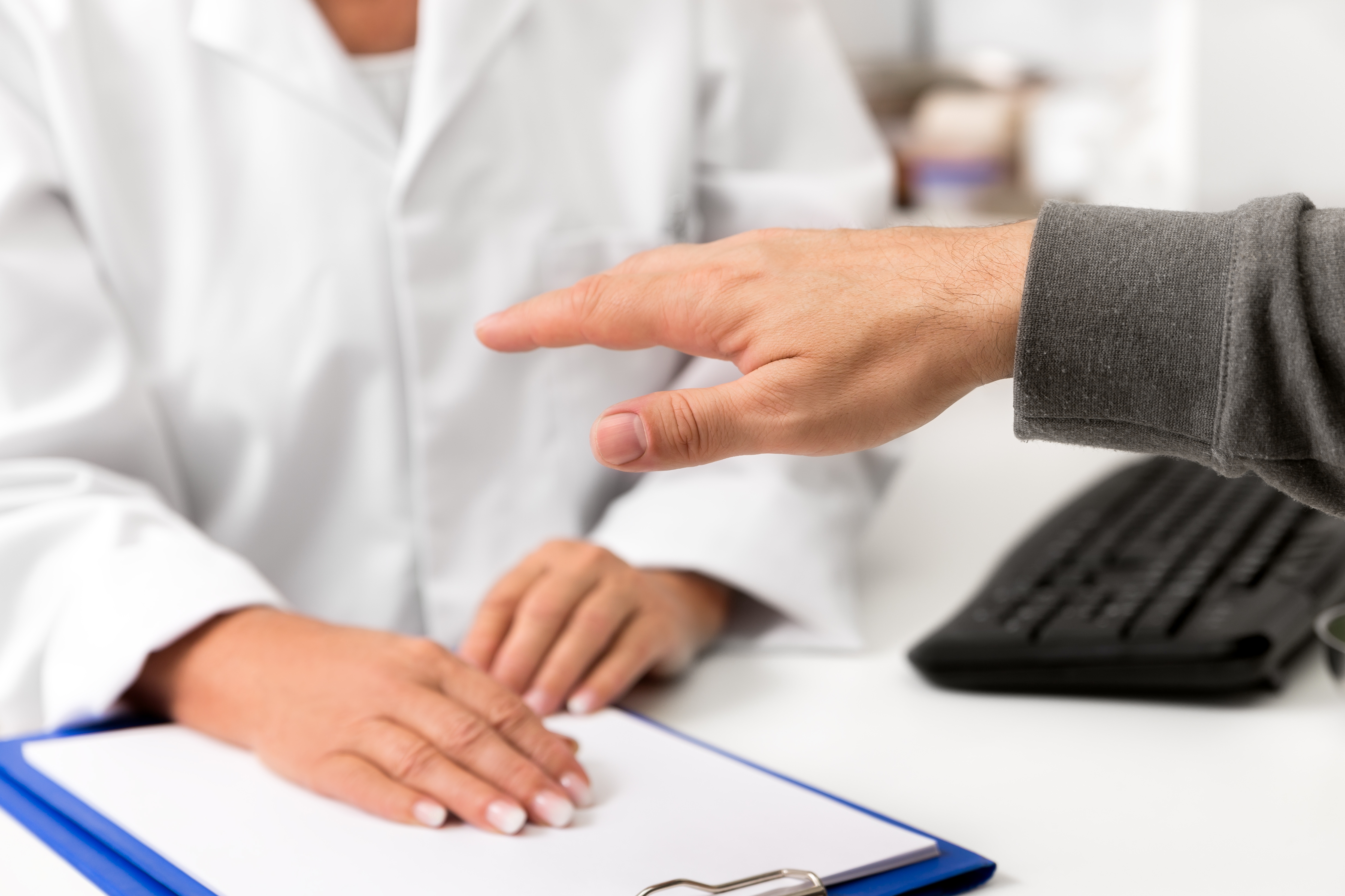 Les patients atteints de la maladie de Parkinson connaissent une réduction significative des symptômes grâce à ce traitement par ultrasons focalisés ou échographie focalisée, une thérapie non chirurgicale et non invasive (Visuel Adobe Stock 249986738)