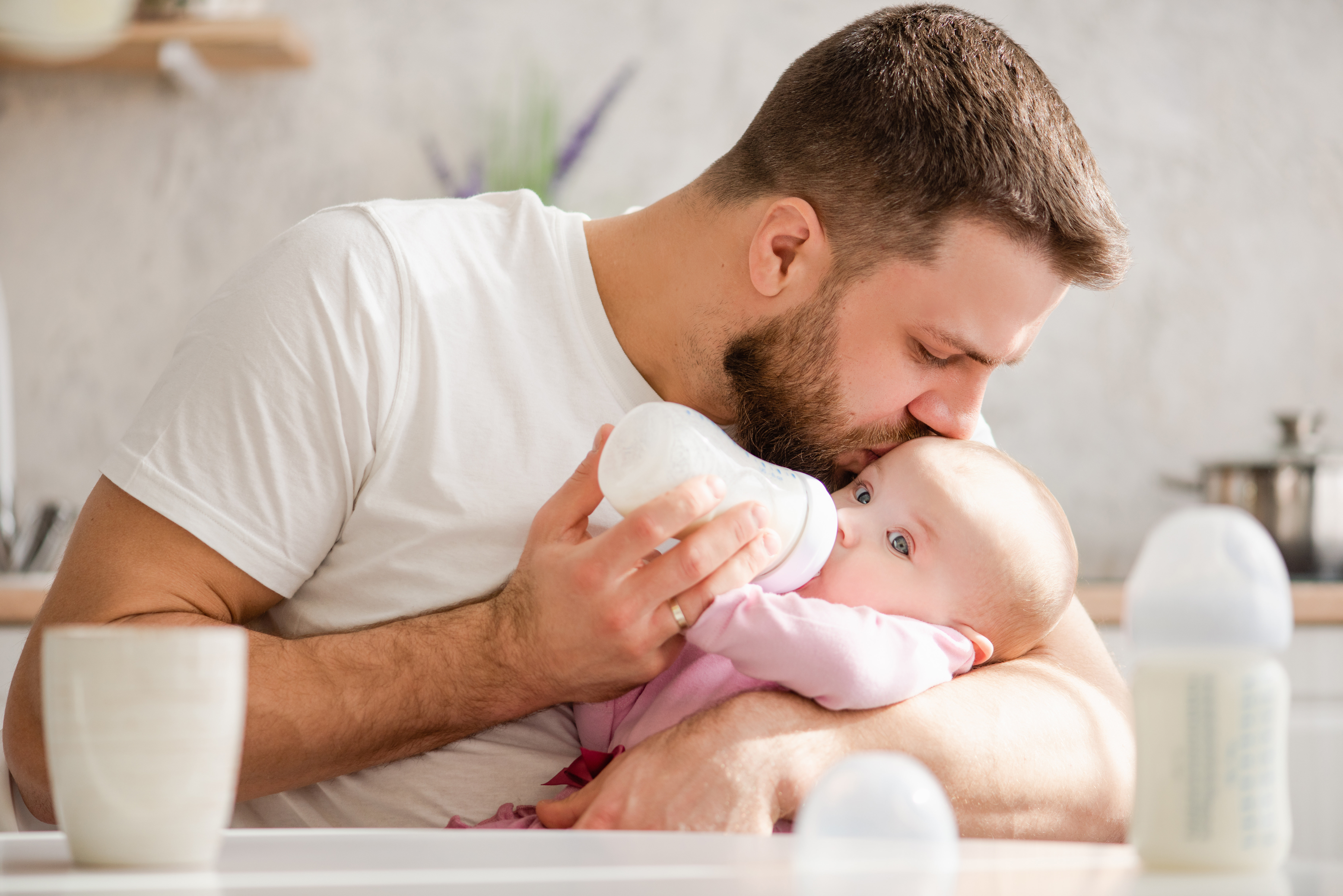 L'étude sensibilise à l’importance de l’éducation thérapeutique (ETP) des parents, avant la naissance, et son efficacité à dissiper l’anxiété puis la dépression post-partum chez les mères. Ici, l’ETP prend la forme d’un programme nommé « HUG Your Baby » (Visuel Adobe Stock 262303213)