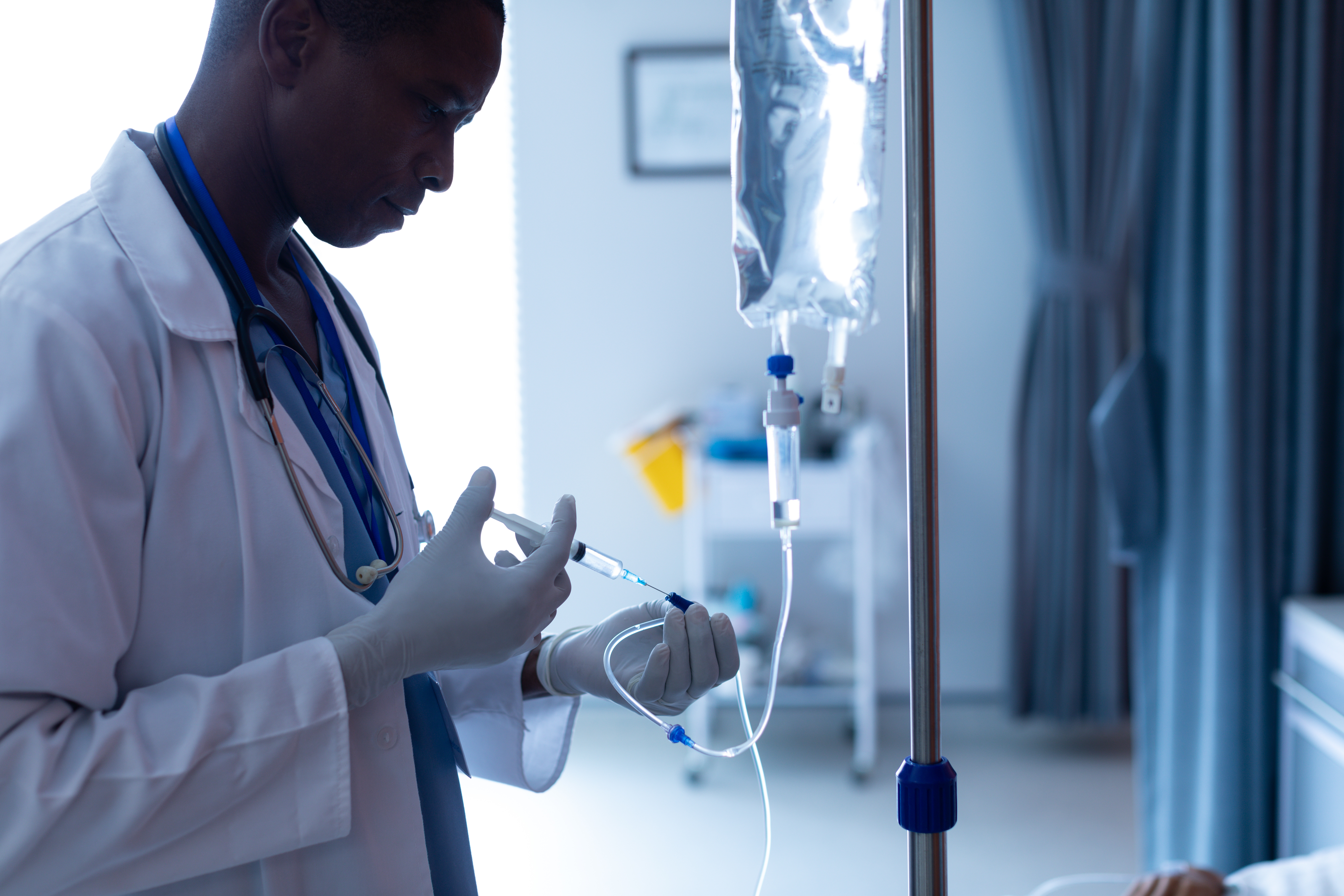 En cette ère de poursuite de pandémie, qui suit une période de forte tension hospitalière, des interventions urgentes sont nécessaires pour renforcer le bien-être des médecins, la sécurité des patients et l’efficience des systèmes de santé (Visuel Adobe Stock 273298915)