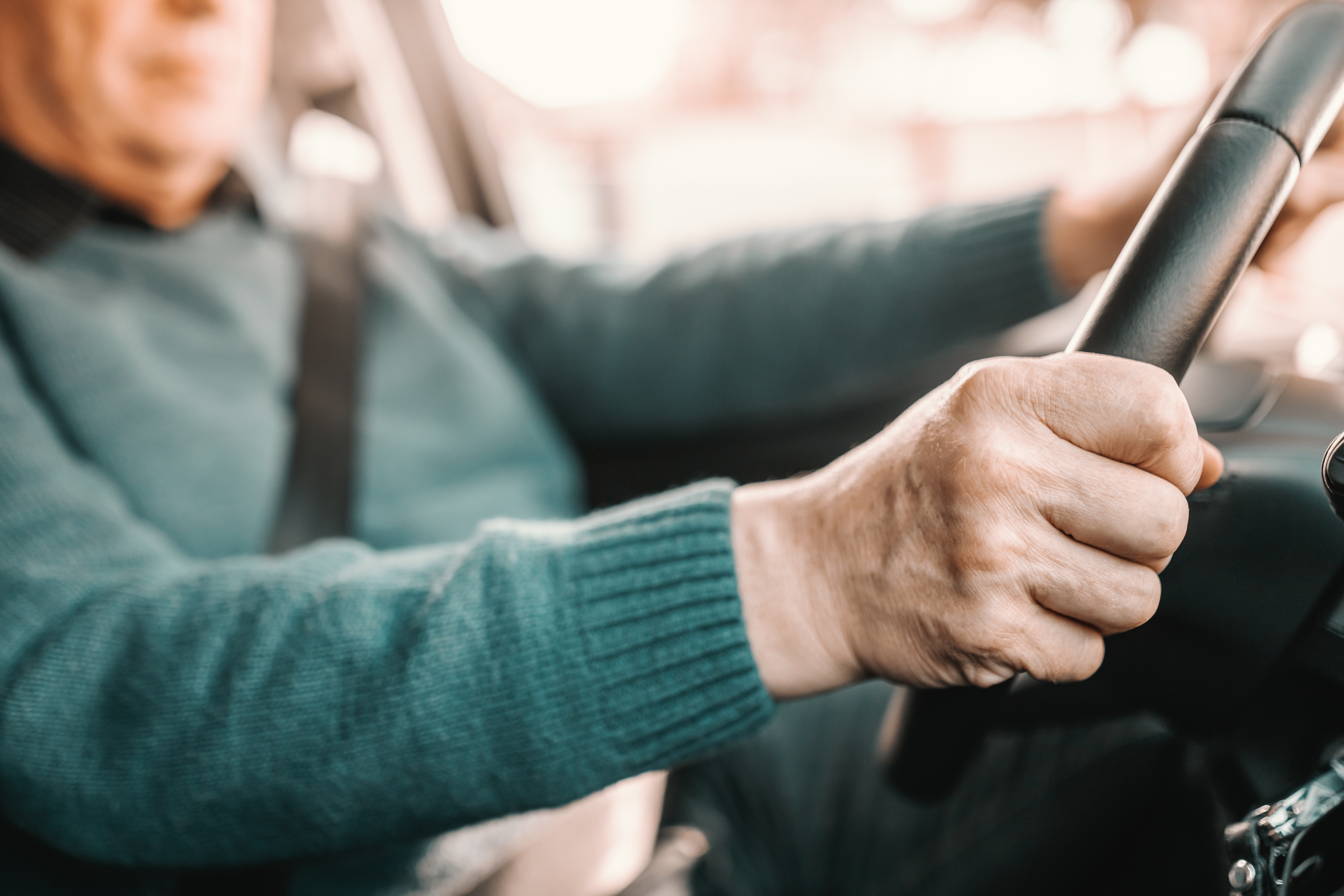 Un quizz en ligne pourra très prochainement aider les personnes âgées et leurs proches qui se demandent : « Est-il temps d'arrêter de conduire ? » (Visuel Adobe Stock 274691663)