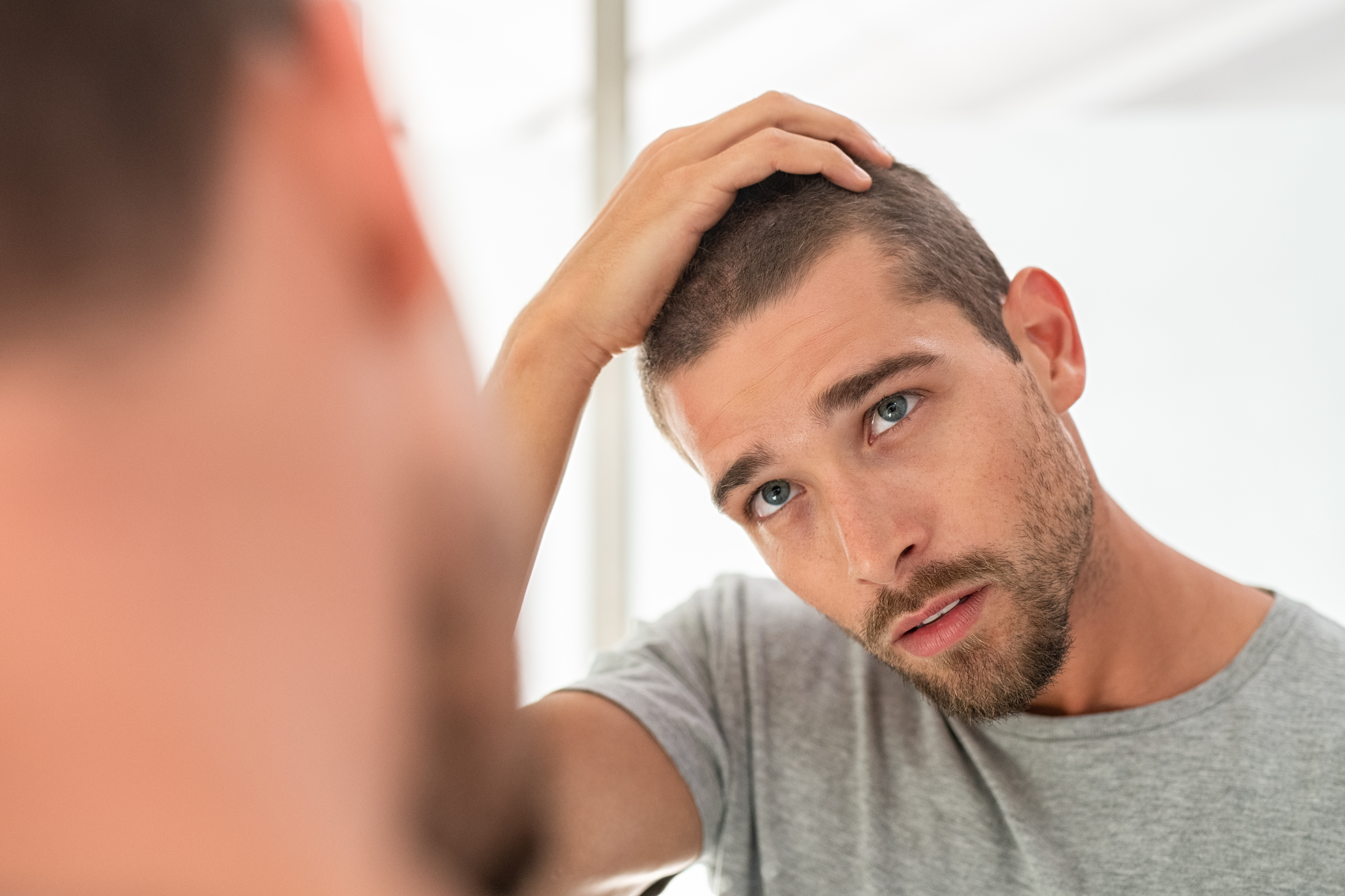 Souhaitez-vous en apprendre plus sur la procédure d’implantation capillaire ? Découvrez ici tout ce qu’il est nécessaire de savoir sur l’implant de cheveux (Visuel AdobeStock_277501530) Souhaitez-vous en apprendre plus sur la procédure d’implantation capillaire ? Découvrez ici tout ce qu’il est nécessaire de savoir sur l’implant de cheveux (Visuel AdobeStock_277501530)