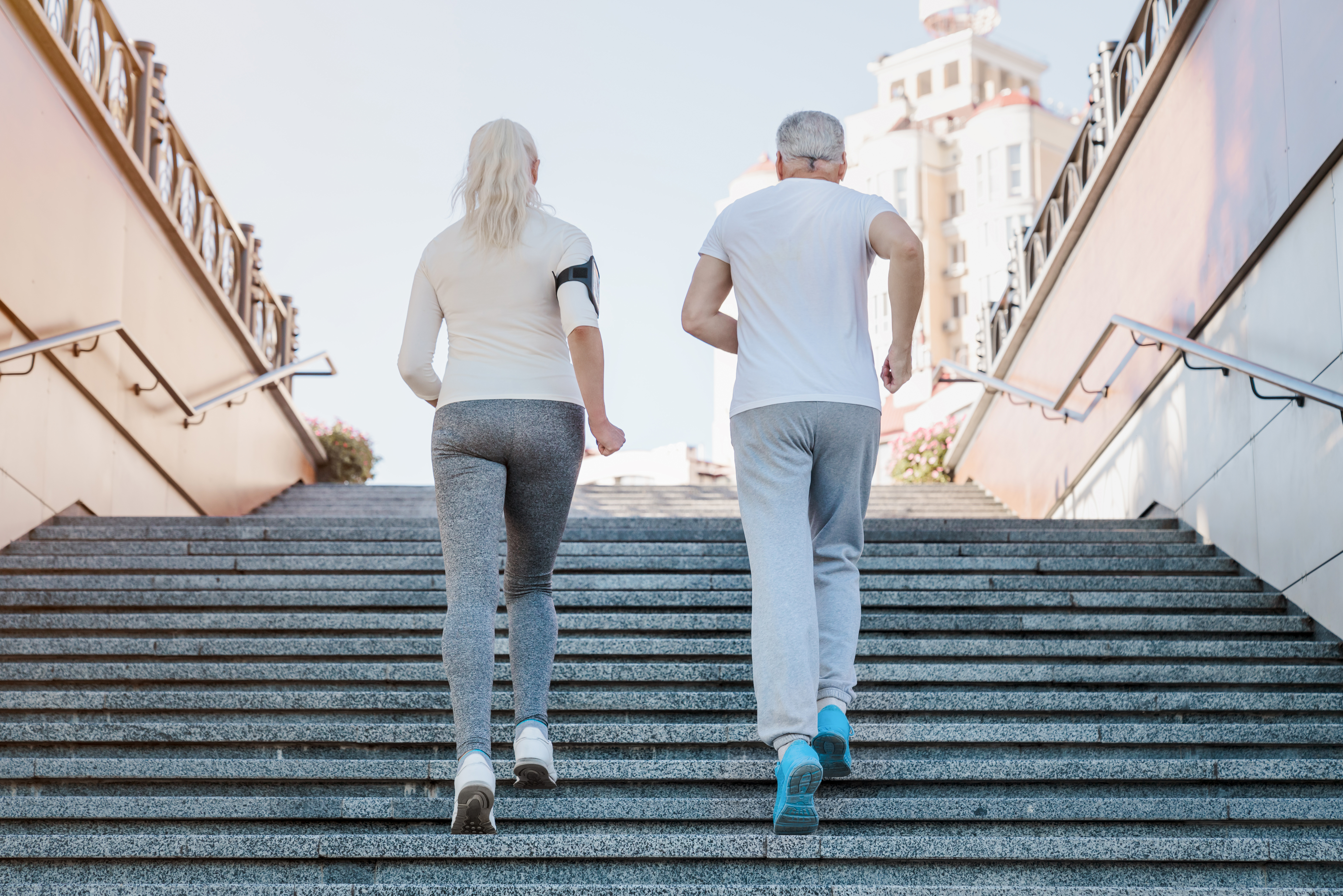 La marche est bien reconnue aujourd’hui comme un type d’activité à privilégier par les personnes plus âgées, c’est une pratique accessible à tous et adaptable en fonction de la condition physique de chacun, et dont les bénéfices pour la santé sont bien documentés (Visuel Adobe Stock 287658770)