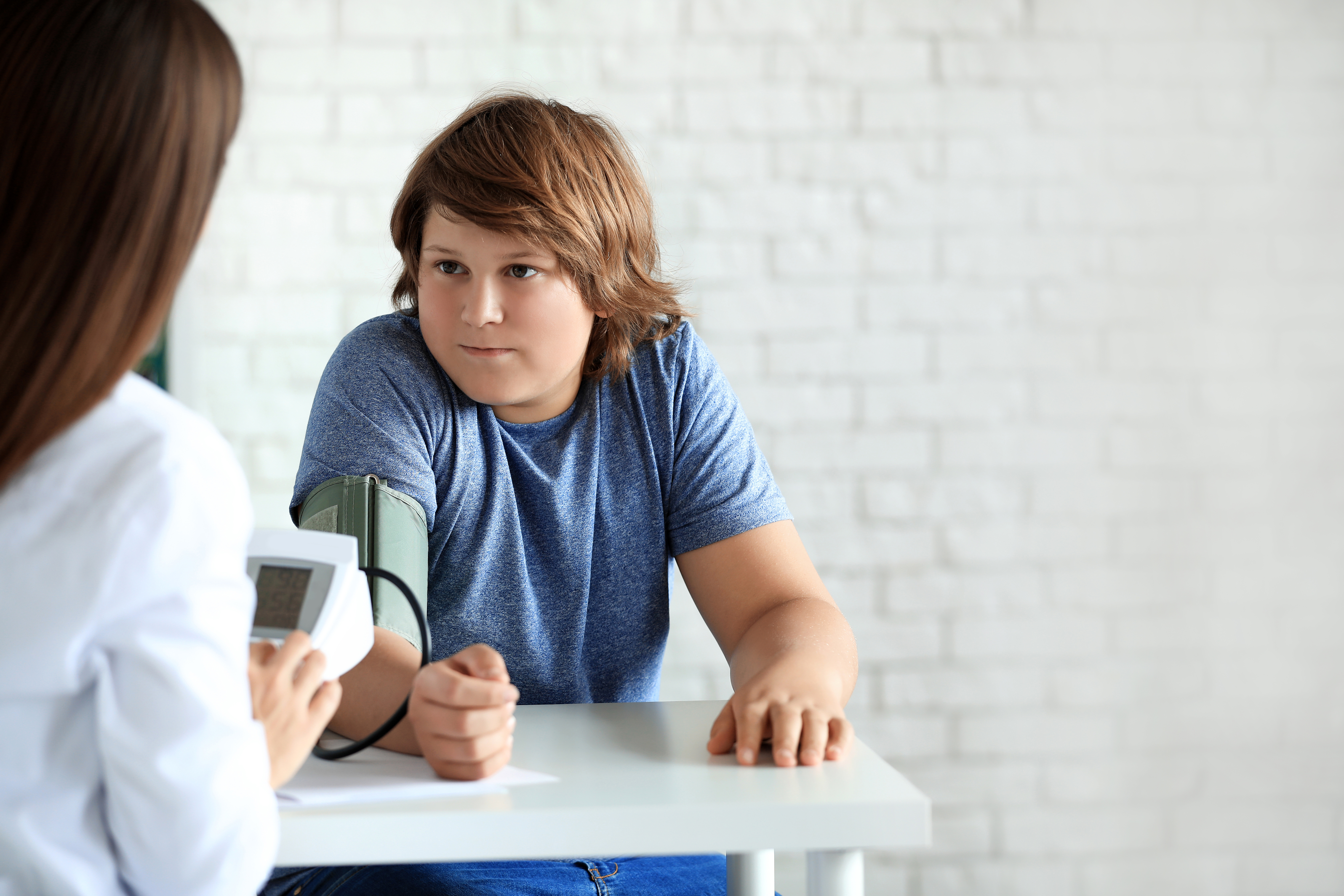 Les parents devraient signaler aux médecins traitants les augmentations de poids de leurs enfants. Il est également temps de se concentrer sur l'exercice et une alimentation saine (Visuel Adobe Stock 299373352)