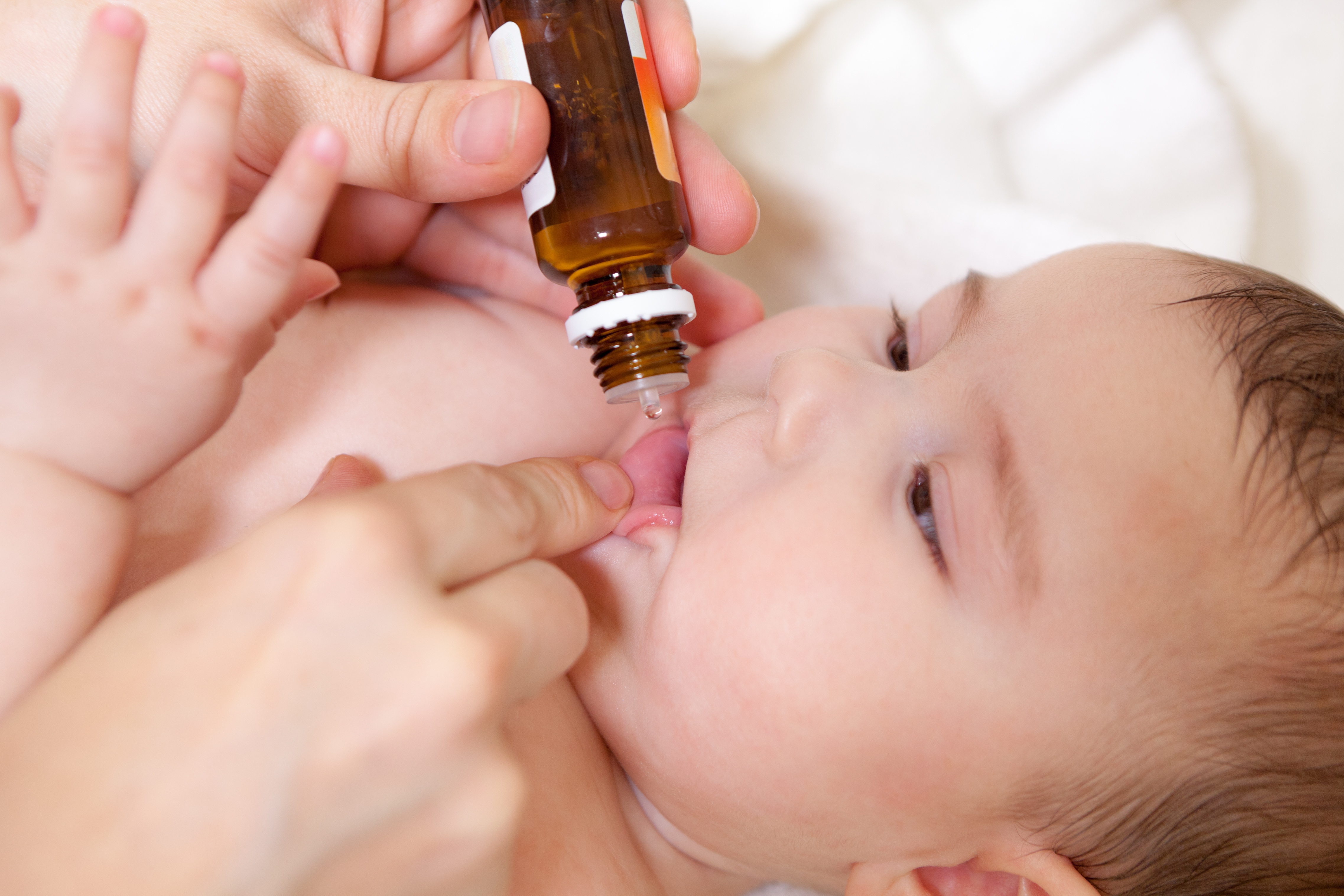 Les antibiotiques, à la petite enfance, peuvent modifier durablement les bactéries intestinales, tuer les bonnes bactéries et provoquer l'asthme ou d'autres allergies durables au cours de la vie (Visuel Adobe Stock 305219127).