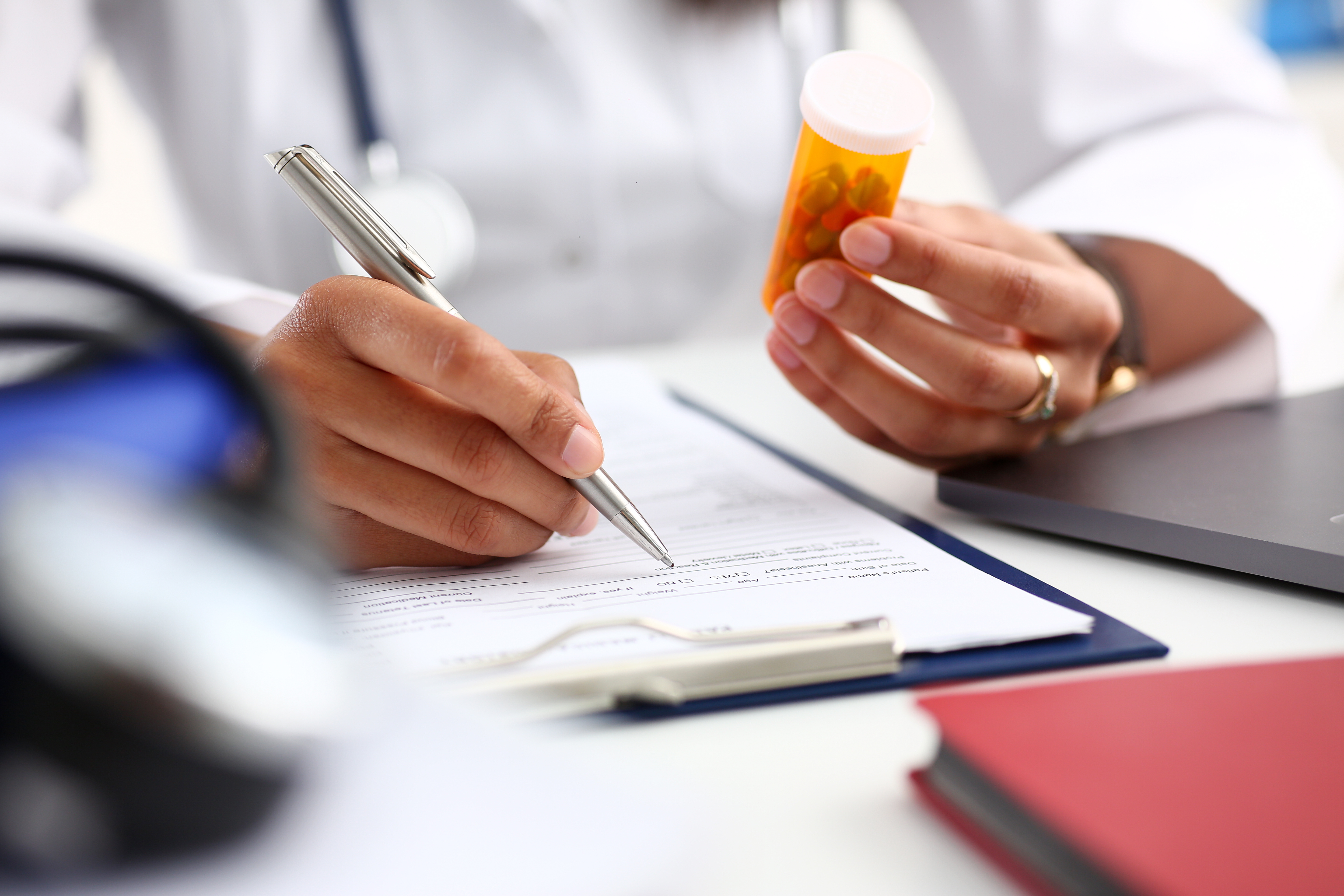 Un candidat médicament, « LAMZ » qui imite la signalisation calcique activée par l'exercice et qui conduit à ces effets bénéfiques (Visuel Adobe Stock 322791841).