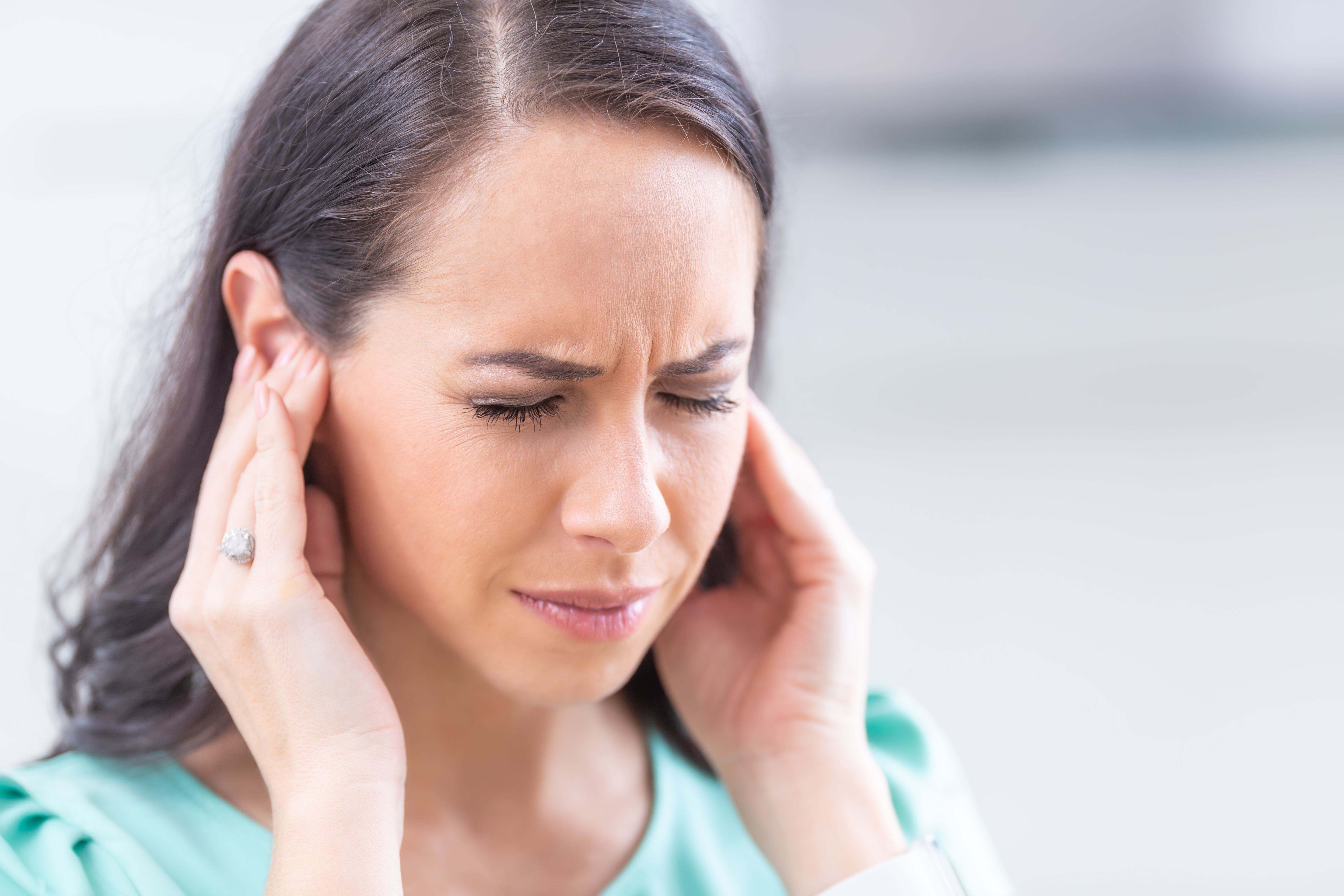 Ces symptômes affectant les oreilles, signalés par de nombreux patients, notamment de perte auditive, d’acouphènes et de bourdonnements dans les oreilles n'apparaissent pas significativement agravés avec la pandémie (Visuel Adobe Stock 326993165).