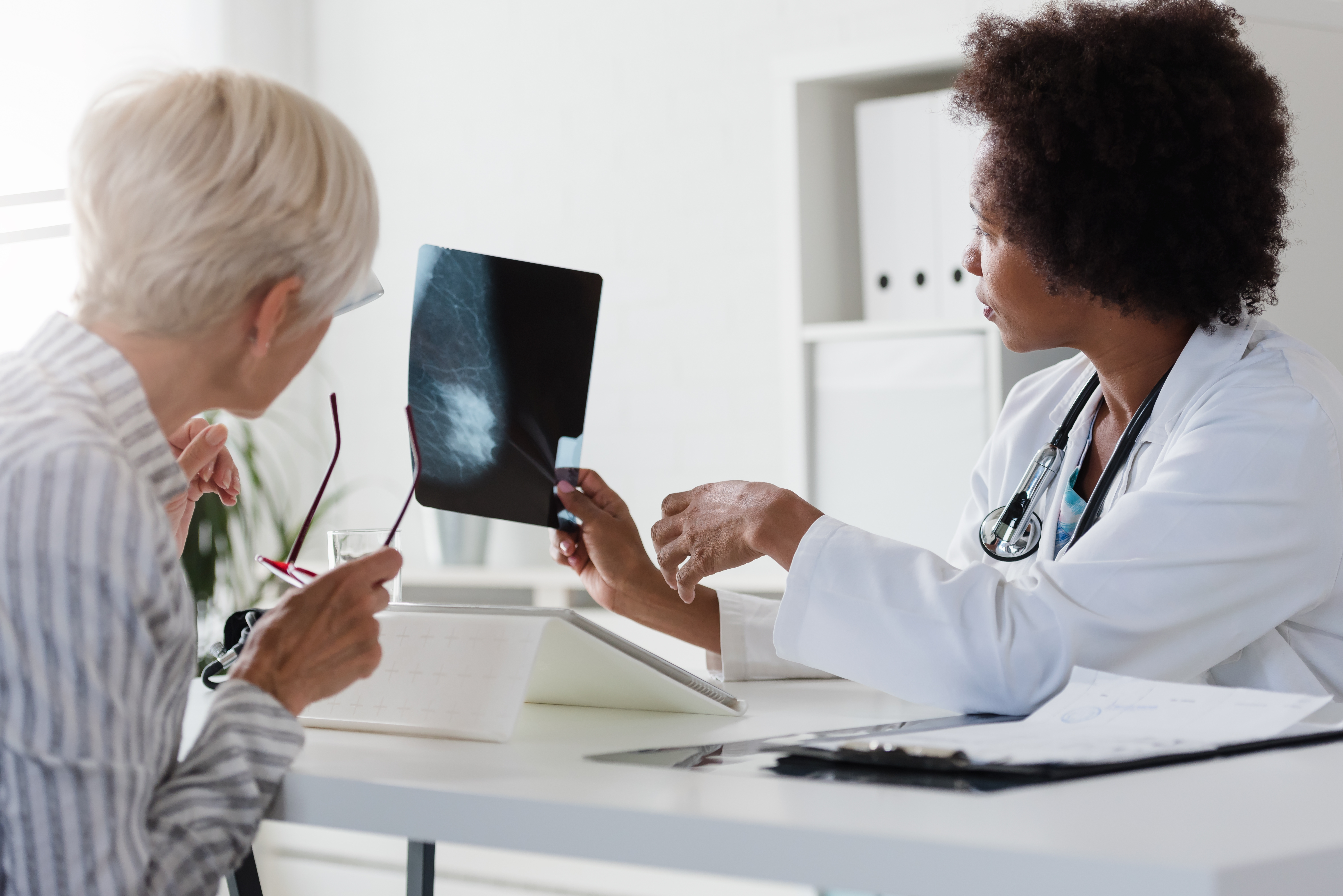 L’hôpital ou le centre spécialisé choisi par les patientes pour y subir leur chirurgie, ici pour le cancer du sein est à la fois révélateur et peut-être facteur d’inégalités de soins de santé (Visuel Adobe Stock 327066551)