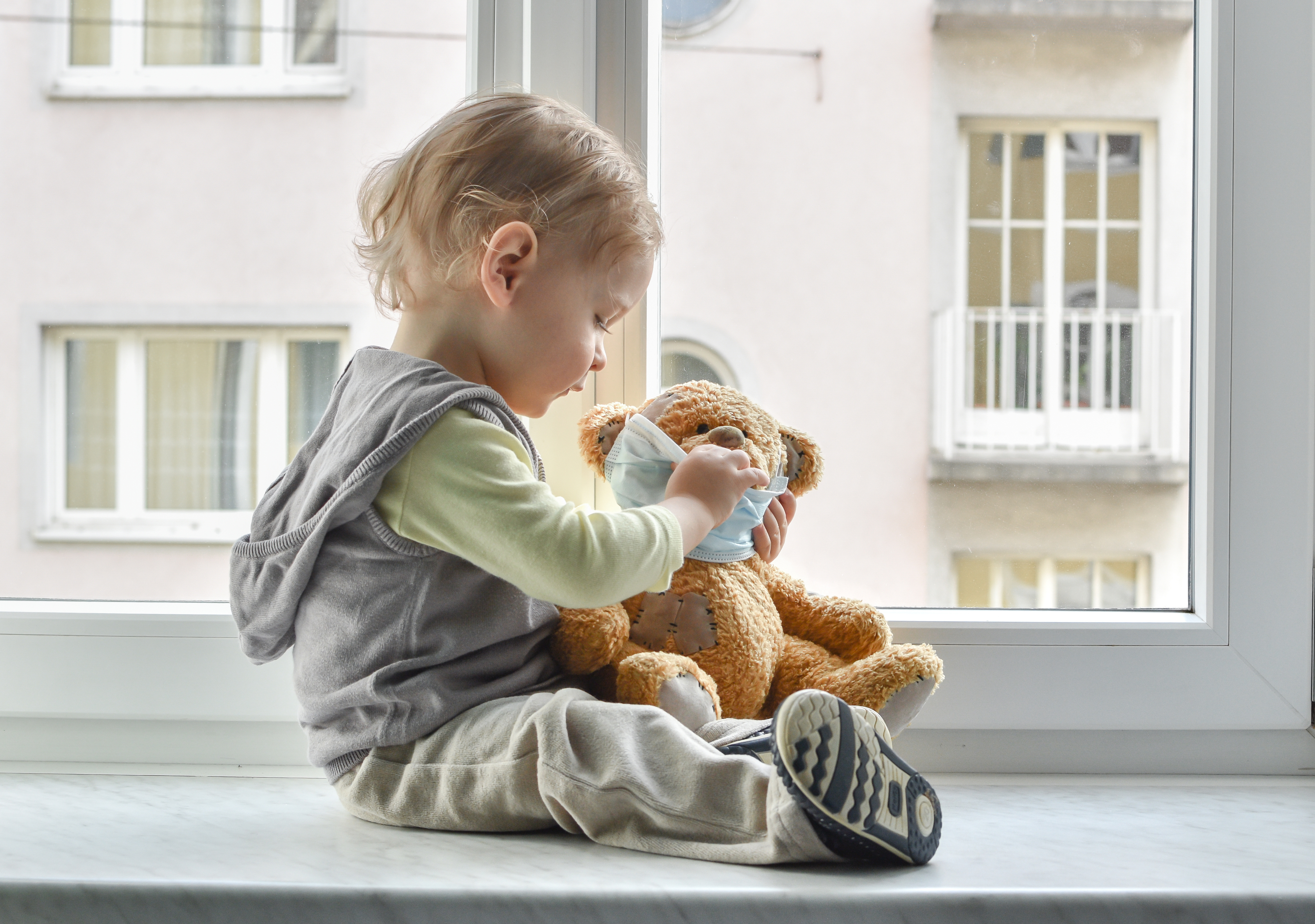 Un contact étroit avec des parents infectés symptomatiques peut suffire à déclencher une réponse immunitaire chez l’enfant ? (Visuel Adobe Stock 328518630). Un contact étroit avec des parents infectés symptomatiques peut suffire à déclencher une réponse immunitaire chez l’enfant ? (Visuel Adobe Stock 328518630).