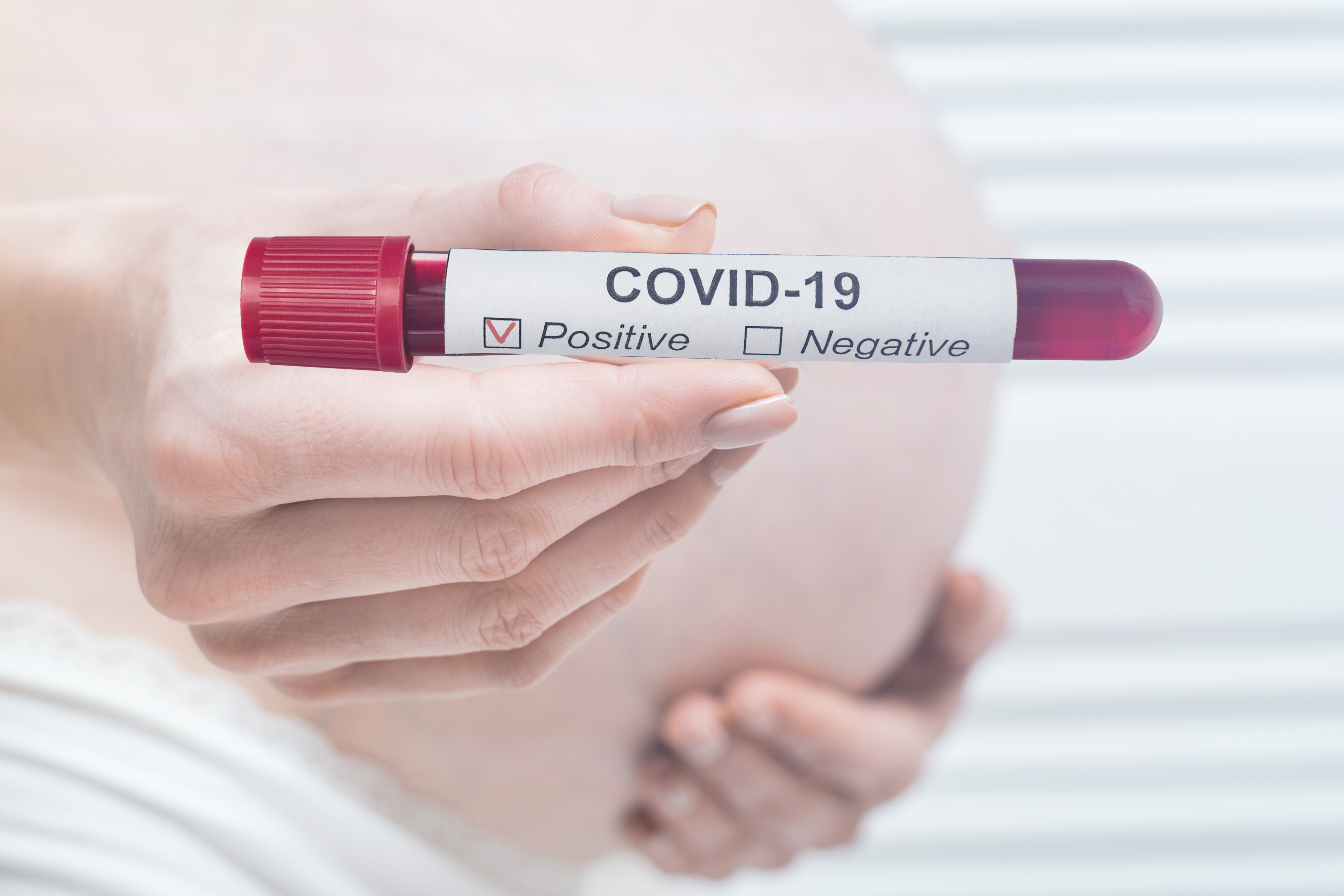 Le COVID-19 « zappe » la réponse immunitaire du placenta » (Visuel 333803034)