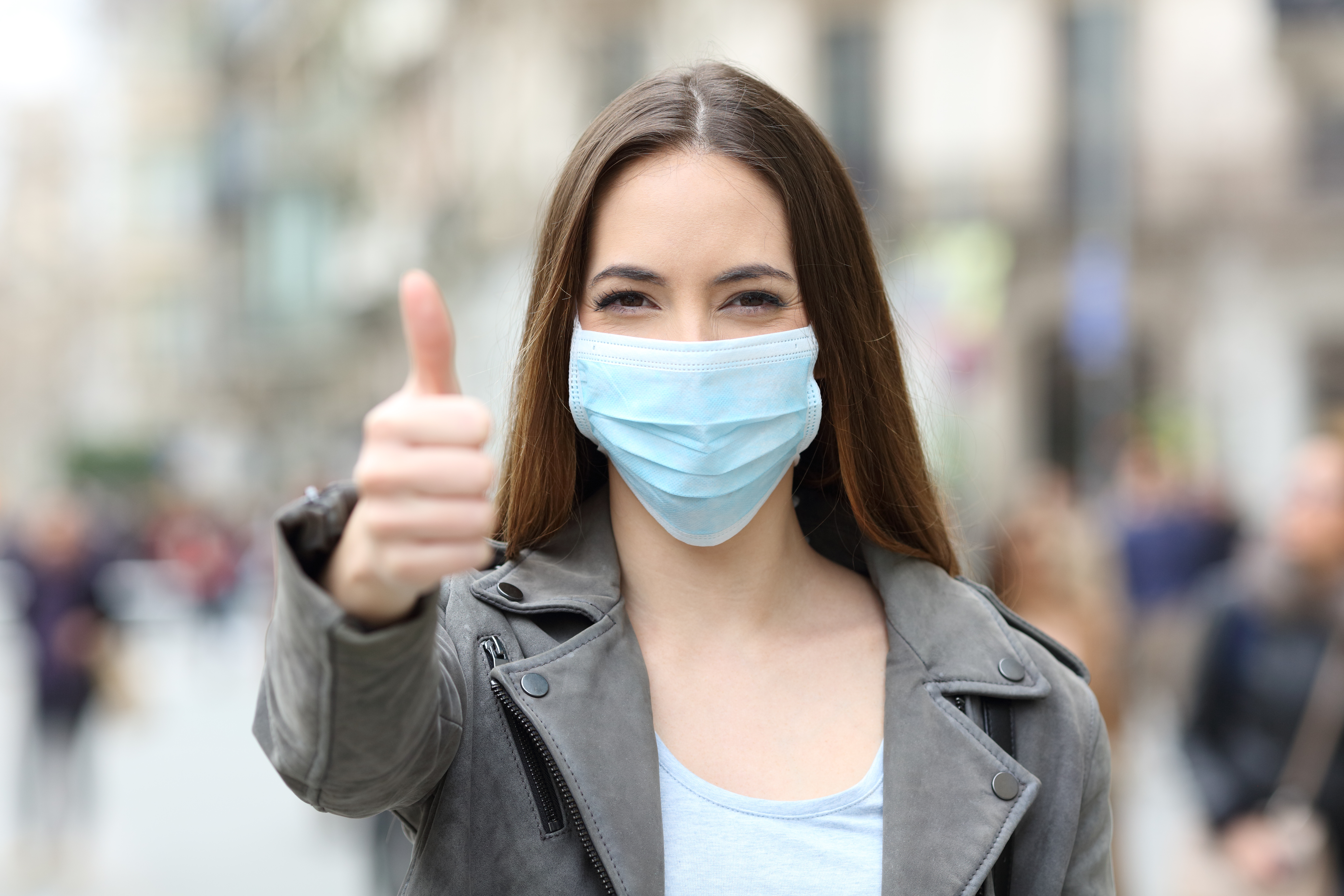 Même avec une bonne couverture vaccinale mais avec un virus en perpétuelle évolution, « les masques protègent votre santé, votre portefeuille et l'économie » (Visuel Adobe Stock 334490121)