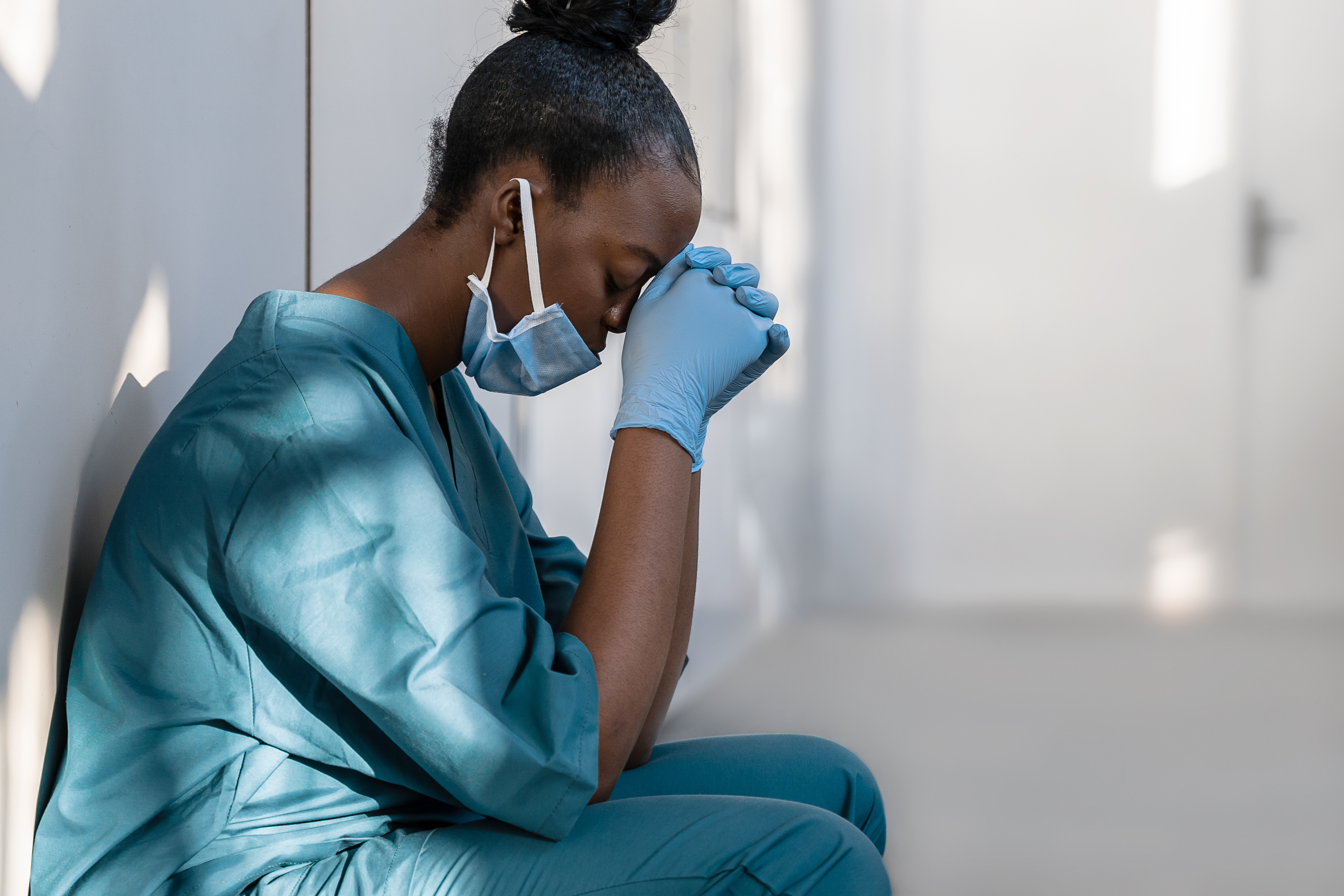 De nombreux personnels de santé, en particulier ceux qui sont chargés de famille, souhaiteraient réduire leurs heures de travail voire quitter le système de santé à l’issue de l’épidémie de COVID (Visuel Adobe Stock 359561996).