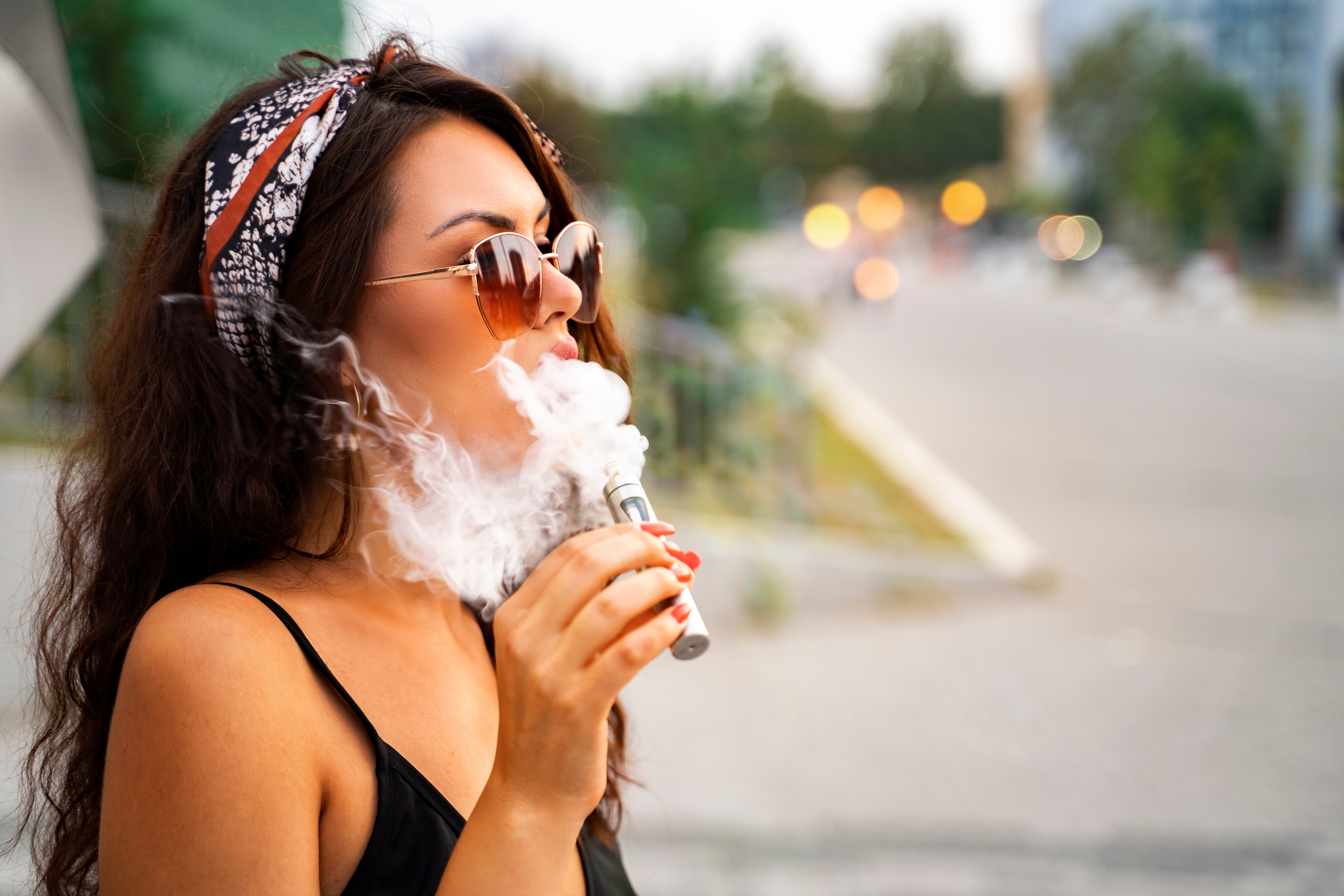 Une utilisation de la e-cigarette chez les jeunes à la hausse, une reprise importante depuis l’accalmie de la pandémie, il s'agit de trouver de nouveaux moyens pour prévenir le vapotage chez les adolescents (Visuel Adobe Stock 366100234) .