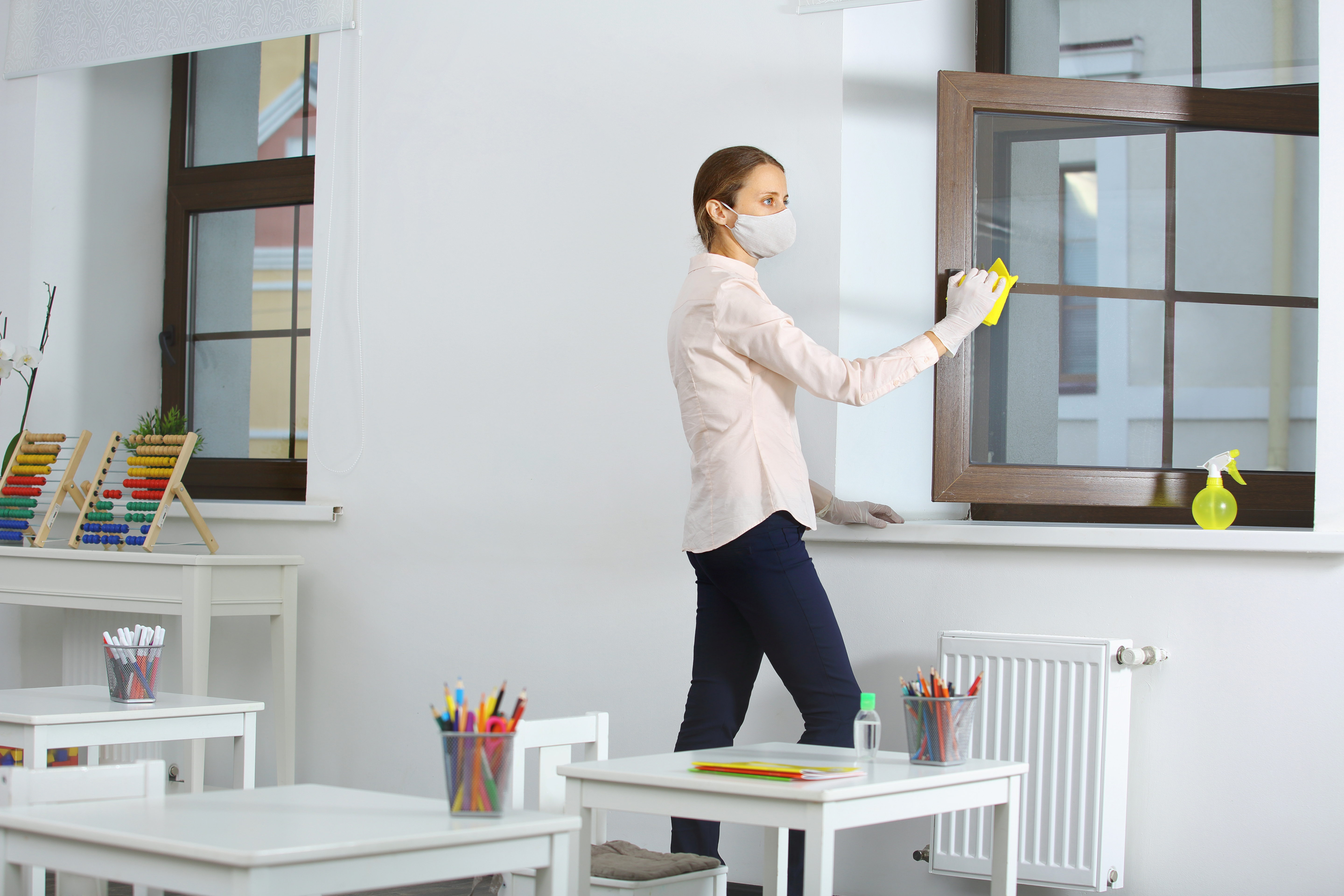 Parmi les mesures largement évoquées depuis la pandémie COVID, mais pas toujours mises en œuvre, l’aération ou la ventilation des lieux fermés et publics, en particulier ceux qui reçoivent un public plus vulnérable comme les jeunes enfants ou les personnes âgées (Visuel Adobe Stock 370963440)