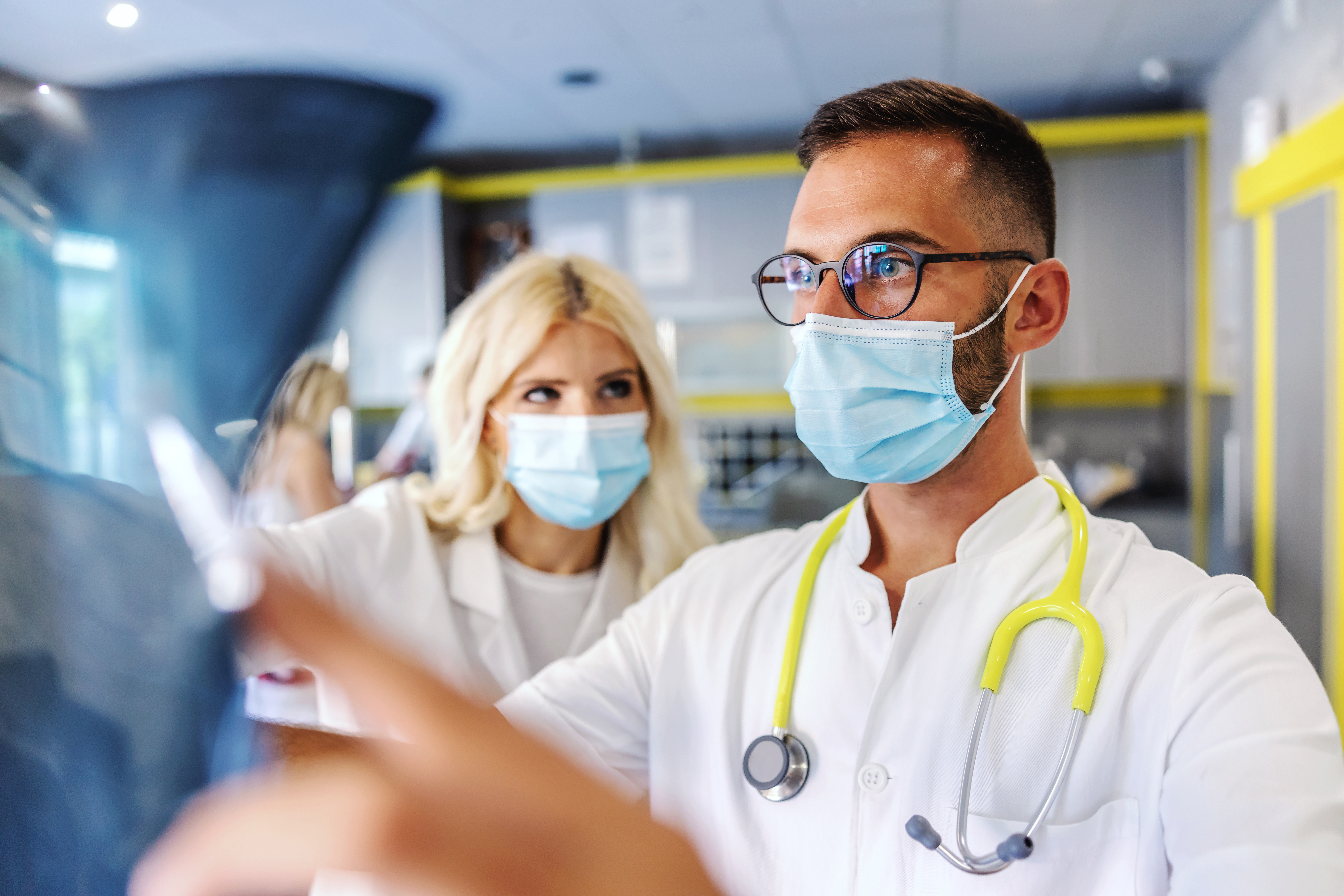 Le récepteur de l'enzyme de conversion de l'angiotensine 2 (ACE2) qui permet au SARS-CoV-2 d’infecter les cellules hôtes, apparaît au centre de l’explication du risque réduit de forme sévère de COVID chez les personnes asthmatiques (Visuel Adobe Stock 377514015) Le récepteur de l'enzyme de conversion de l'angiotensine 2 (ACE2) qui permet au SARS-CoV-2 d’infecter les cellules hôtes, apparaît au centre de l’explication du risque réduit de forme sévère de COVID chez les personnes asthmatiques (Visuel Adobe Stock 377514015)