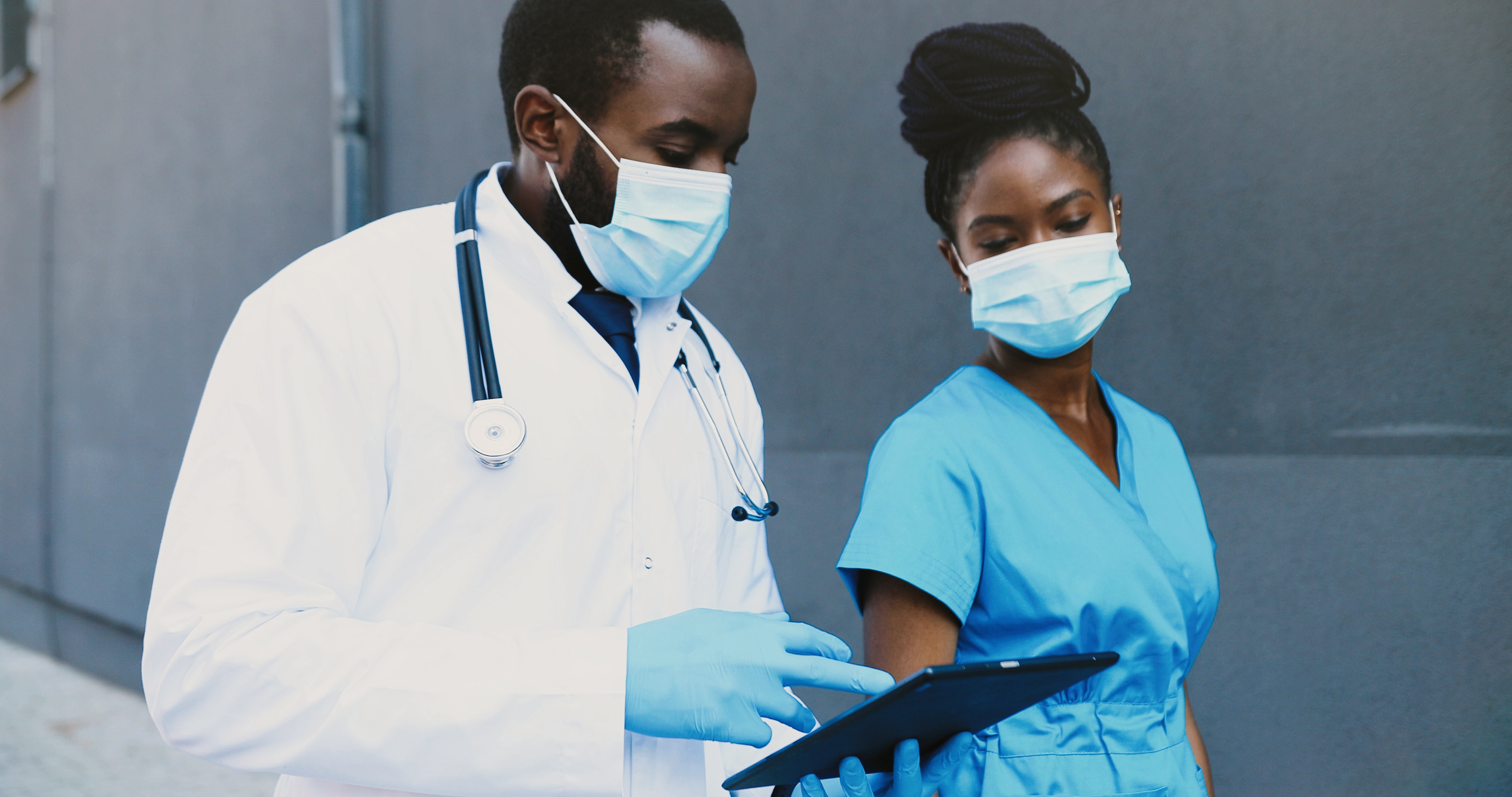 « il n'est pas encore temps d'enlever les masques dans le cadre des soins de santé » (Visuel Adobe Stock 381116381)