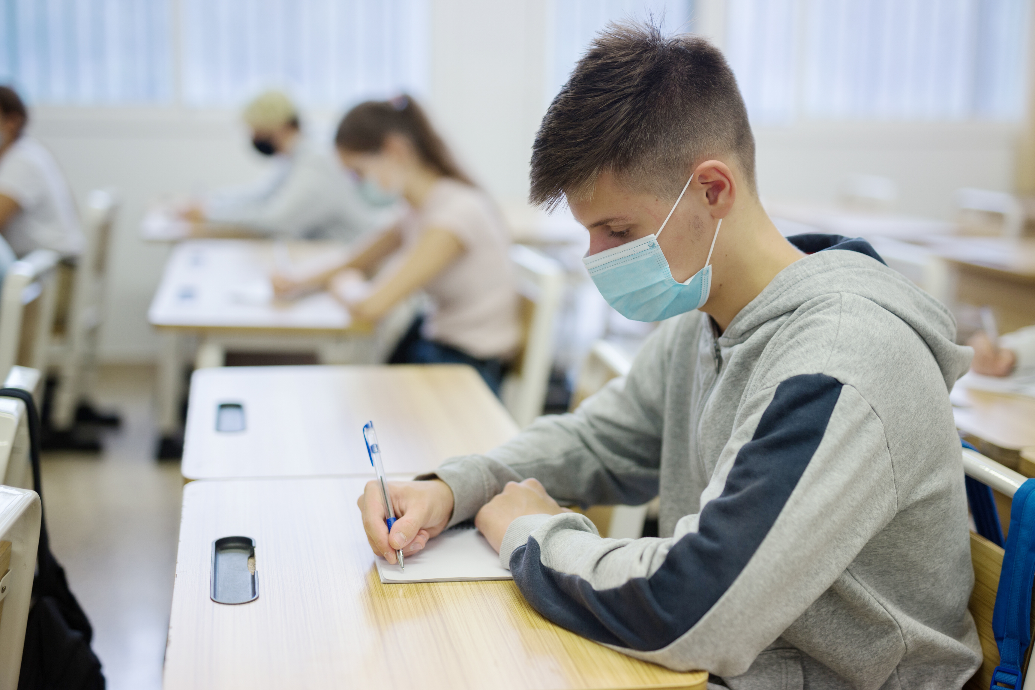 Le maintien de l’ouverture des collèges a entraîné une augmentation des infections chez les parents qui reste « légère », en revanche les taux d’infection ont doublé chez les enseignants (Visuel Adobe Stock 382043715)