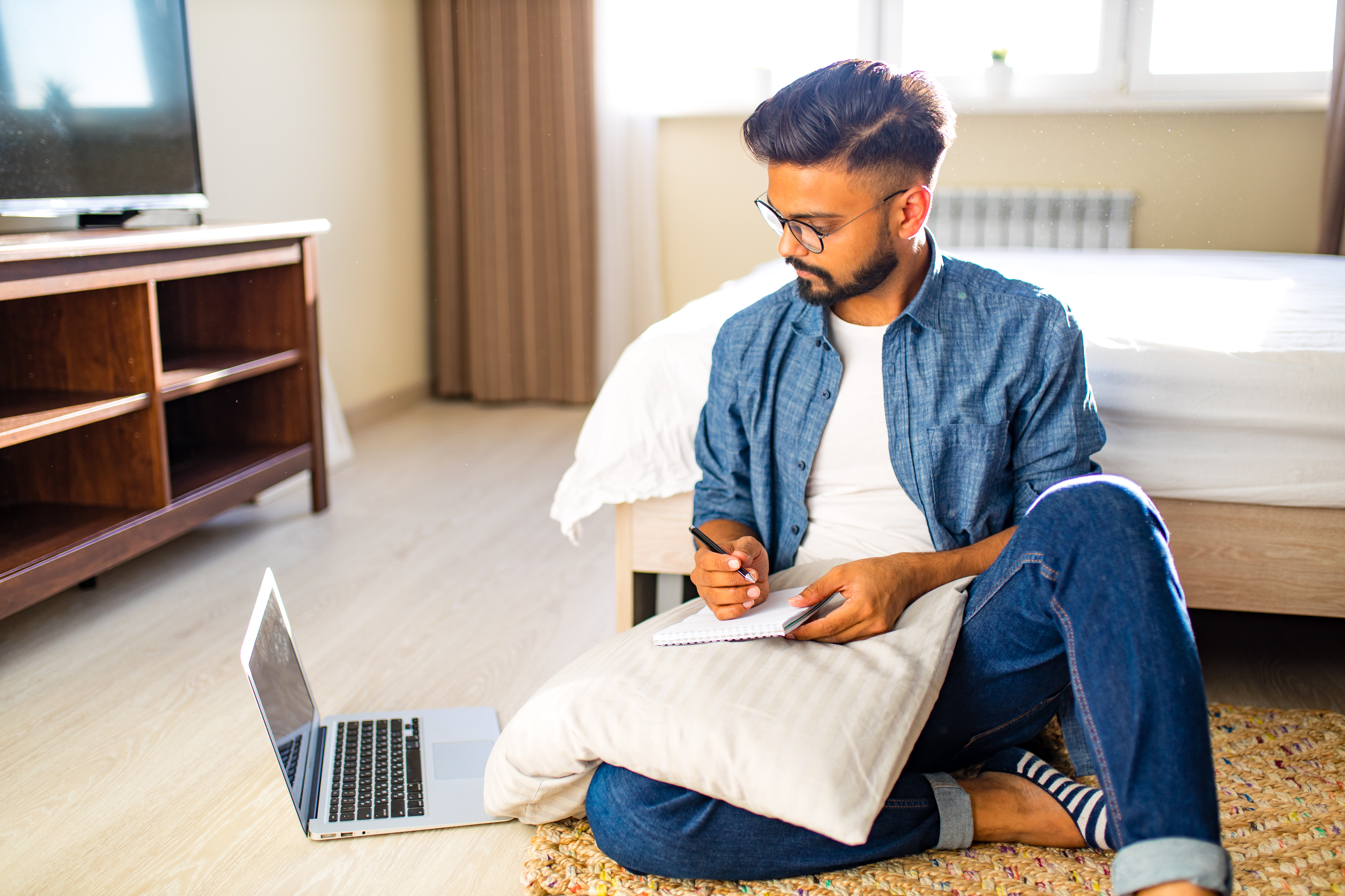 L'humeur des « bourreaux de travail » ou des « workaholics » soit des personnes qui souffrent d'addiction au travail n’est pas équilibrée (Visuel Adobe Stock 386164812)