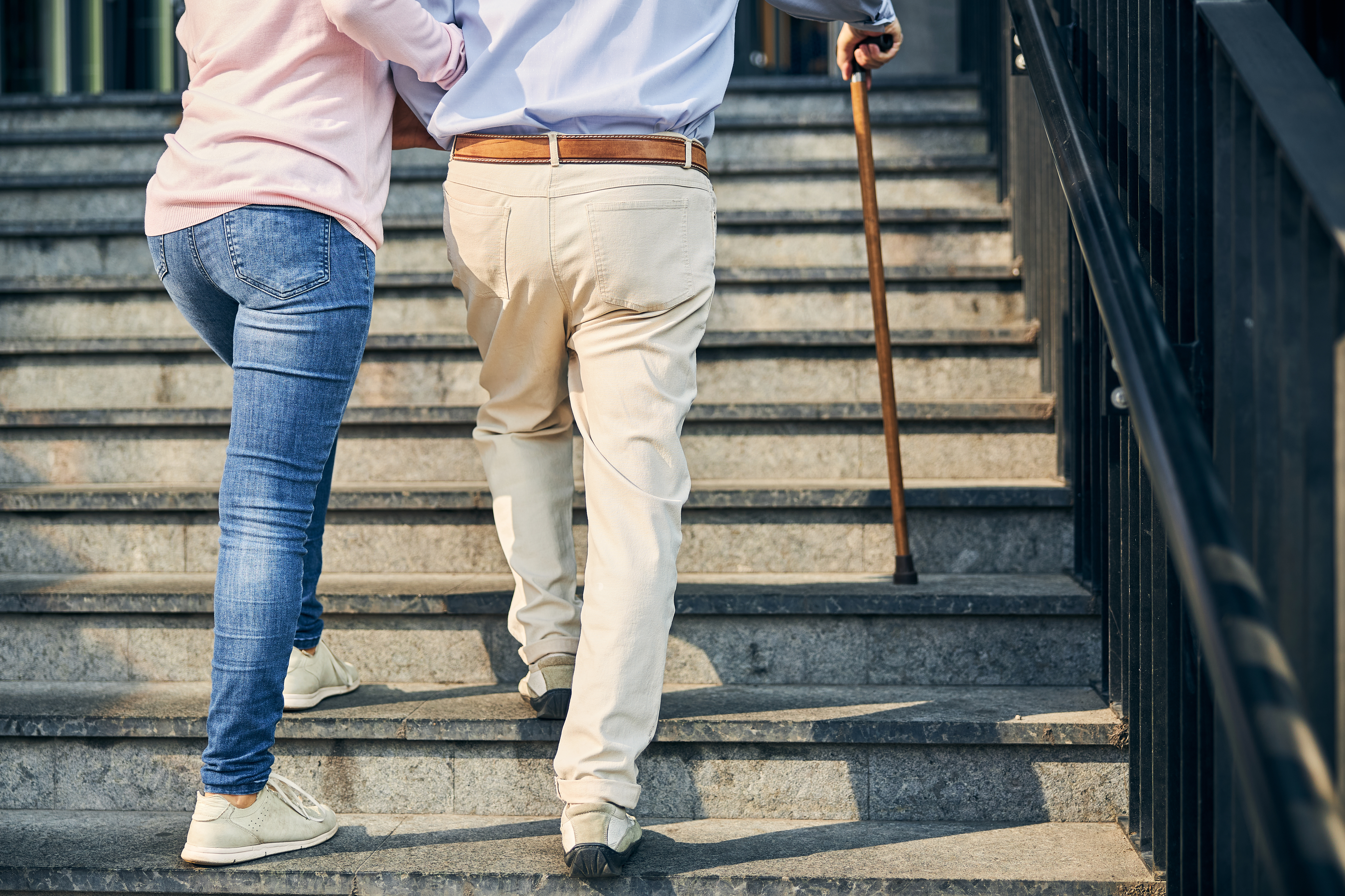 On ne le répètera jamais assez, monter chaque jour les escaliers constitue une petite séquence d’activité cardio, qui finalement permet de vivre plus longtemps (Visue Adobe Stock 388207094)