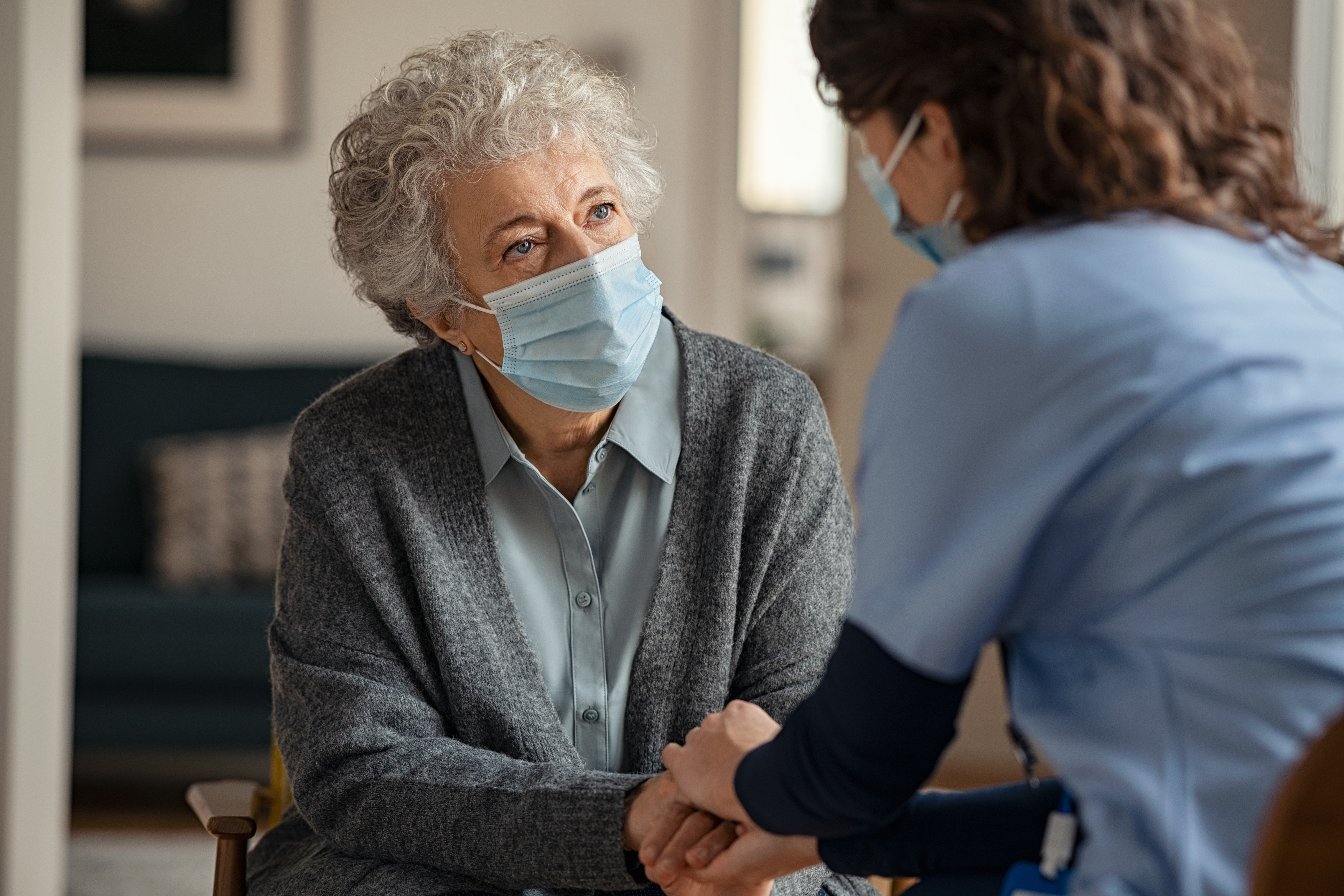 Ces modèles de flux d'air autour de deux personnes conversant dans des situations courantes, qui confirment que le COVID-19 peut se propager à partir de personnes asymptomatiques mais infectées (Visuel Adobe Stock  392018988)