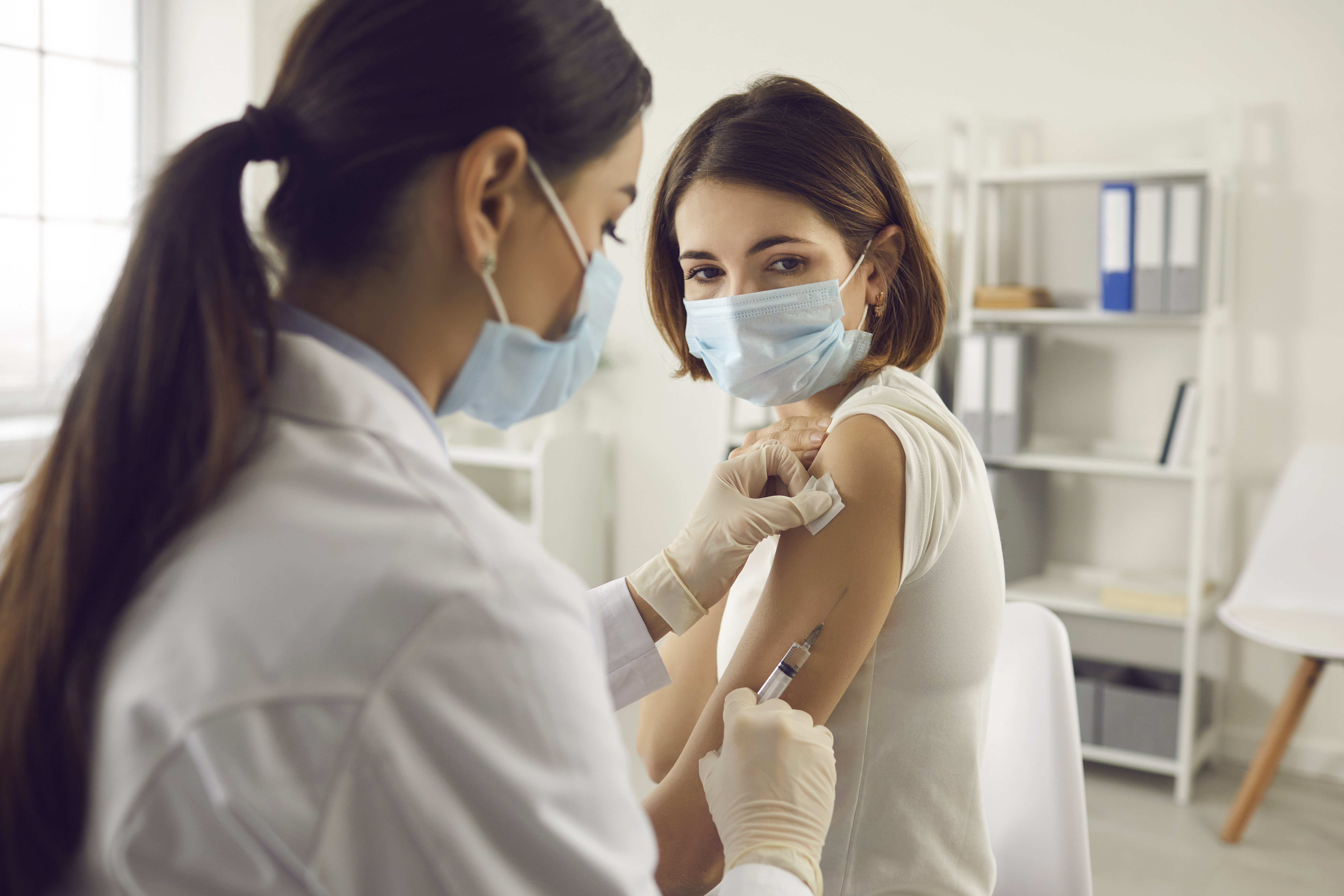 Le vaccin Moderna réduit les symptômes du COVID-19 chez les jeunes adultes (Visuel Adobe Stock 397301284)