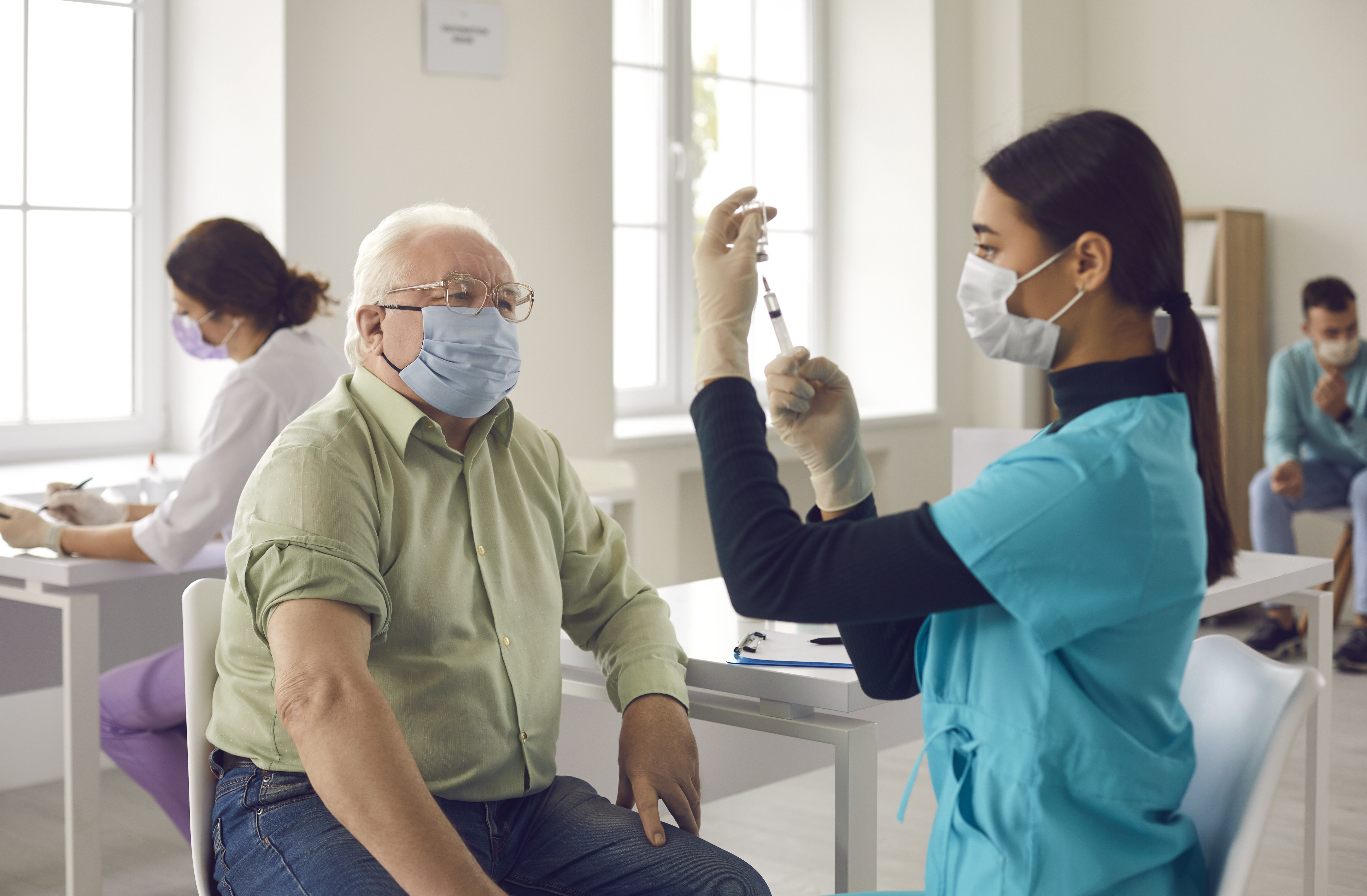 Prioriser les personnes les plus âgées et les plus vulnérables, non pas parce que ces personnes sont les plus à risque d’infection mais aussi d’hospitalisation seulement, mais aussi parce que c’est plus simplement un plus grand nombre de vie sauvées (Visuel Adobe Stock 400130175). Prioriser les personnes les plus âgées et les plus vulnérables, non pas parce que ces personnes sont les plus à risque d’infection mais aussi d’hospitalisation seulement, mais aussi parce que c’est plus simplement un plus grand nombre de vie sauvées (Visuel Adobe Stock 400130175).