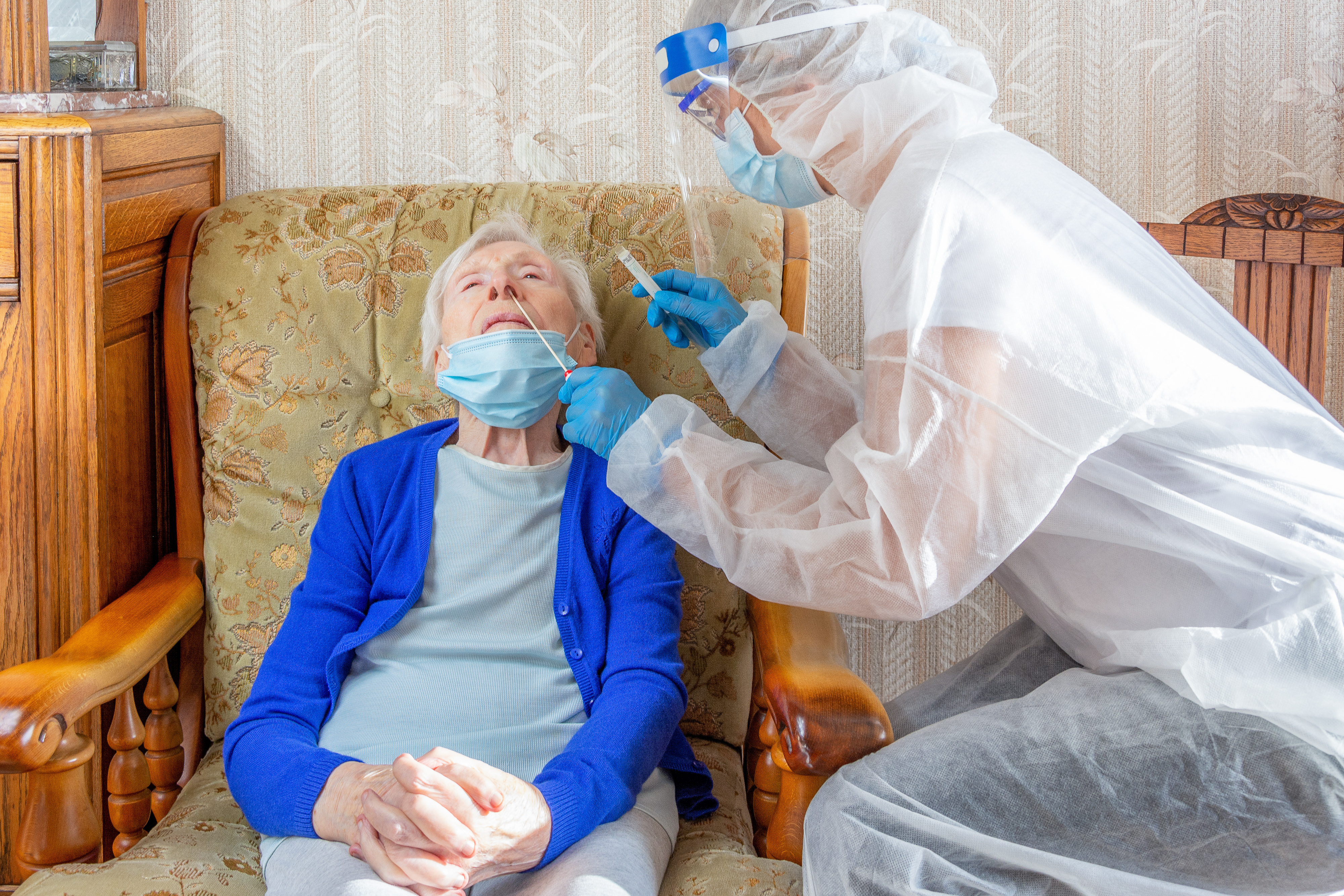 Le manque de changement de gants systématique a entraîné une importante contamination croisée des échantillons et un taux élevé de résultats faussement positifs (Visuel Adobe Stock 400646425)