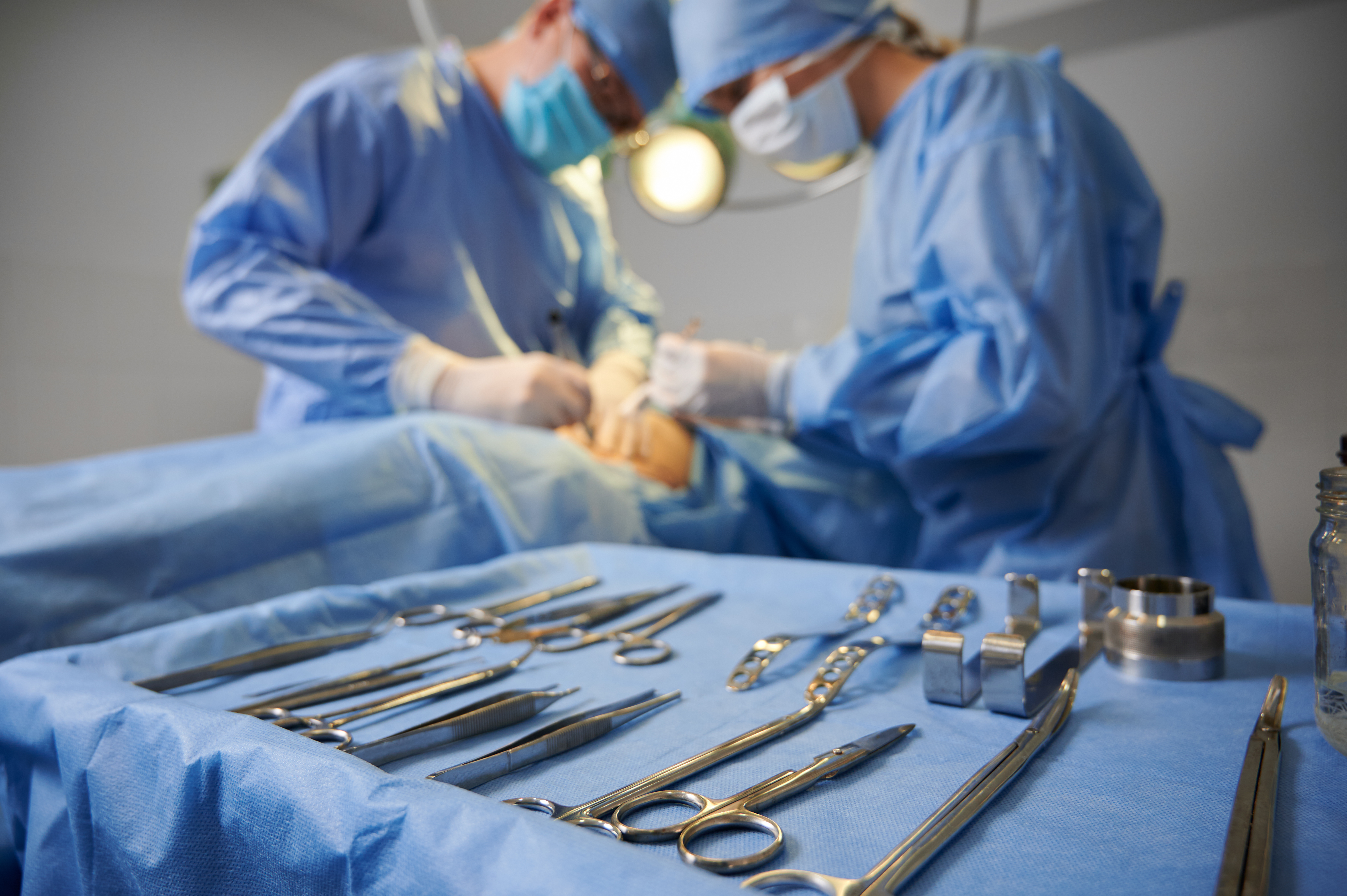 Jusque-là la norme de soins du mélanome de stade III qui s’est propagé à au moins un ganglion lymphatique, était la Dissection Thérapeutique des Ganglions Lymphatiques (completion lymph node dissection ou CLND), une chirurgie qui vise à éliminer les ganglions contenant des cellules cancéreuses (Visuel Adobe Stock 408237228) Jusque-là la norme de soins du mélanome de stade III qui s’est propagé à au moins un ganglion lymphatique, était la Dissection Thérapeutique des Ganglions Lymphatiques (completion lymph node dissection ou CLND), une chirurgie qui vise à éliminer les ganglions contenant des cellules cancéreuses (Visuel Adobe Stock 408237228)