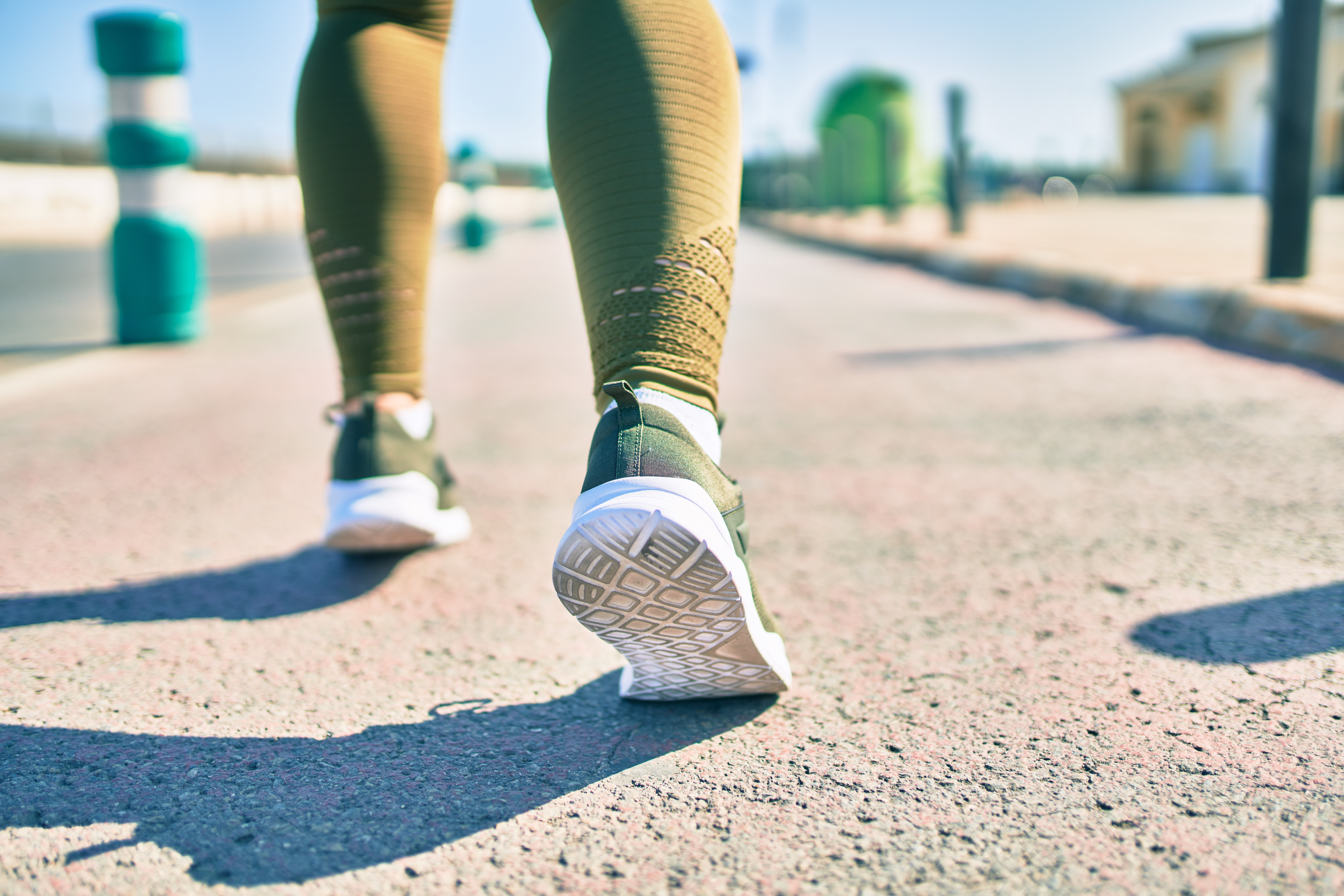 La marche arrière pour améliorer la mobilité et réduire les chutes chez les patients atteints de sclérose en plaques (Visuel Adobe Stock 409618164)