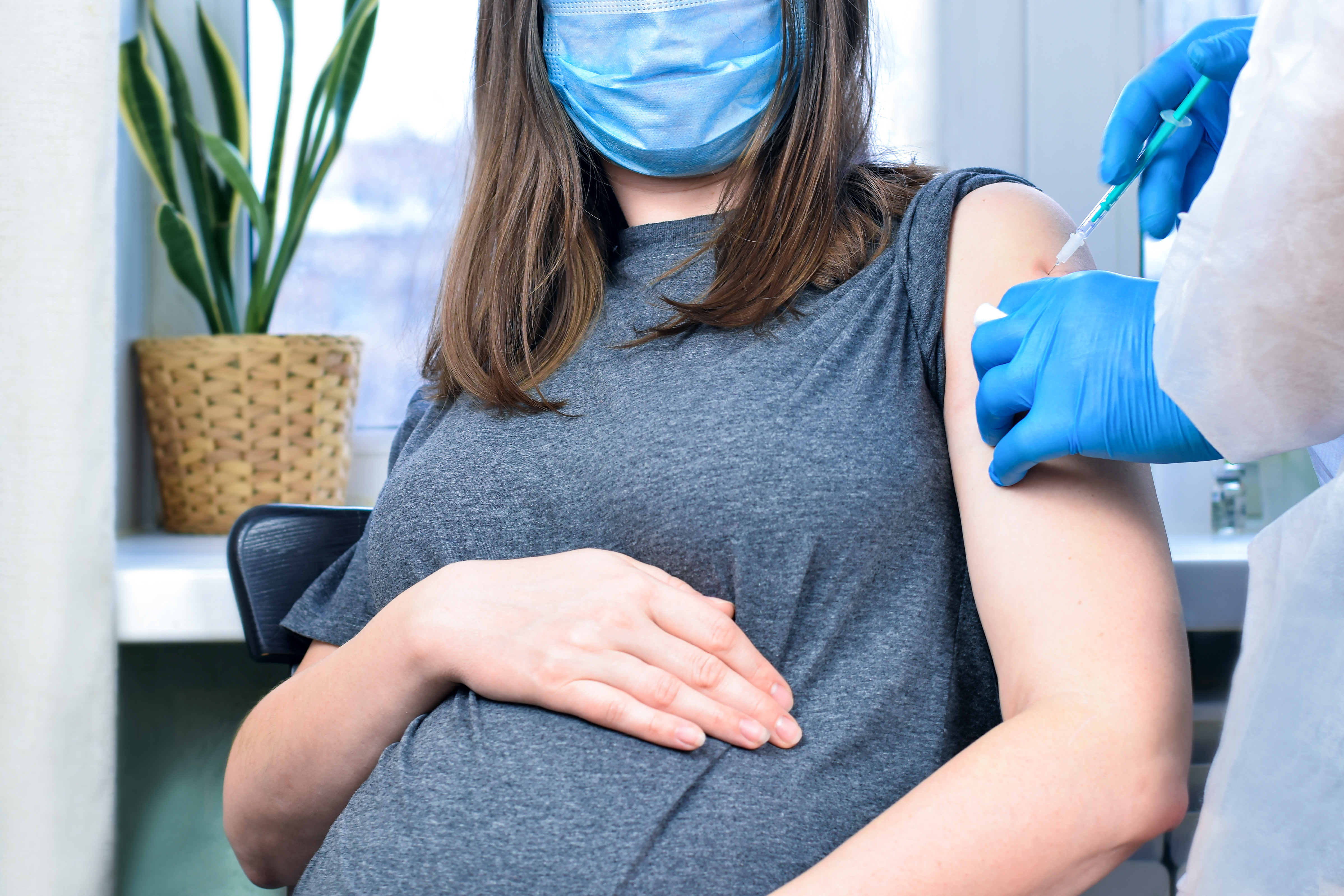 Les femmes enceintes devraient être considérées à risque élevé et être prioritaires pour la vaccination (Visuel Adobe Stock 410445637)