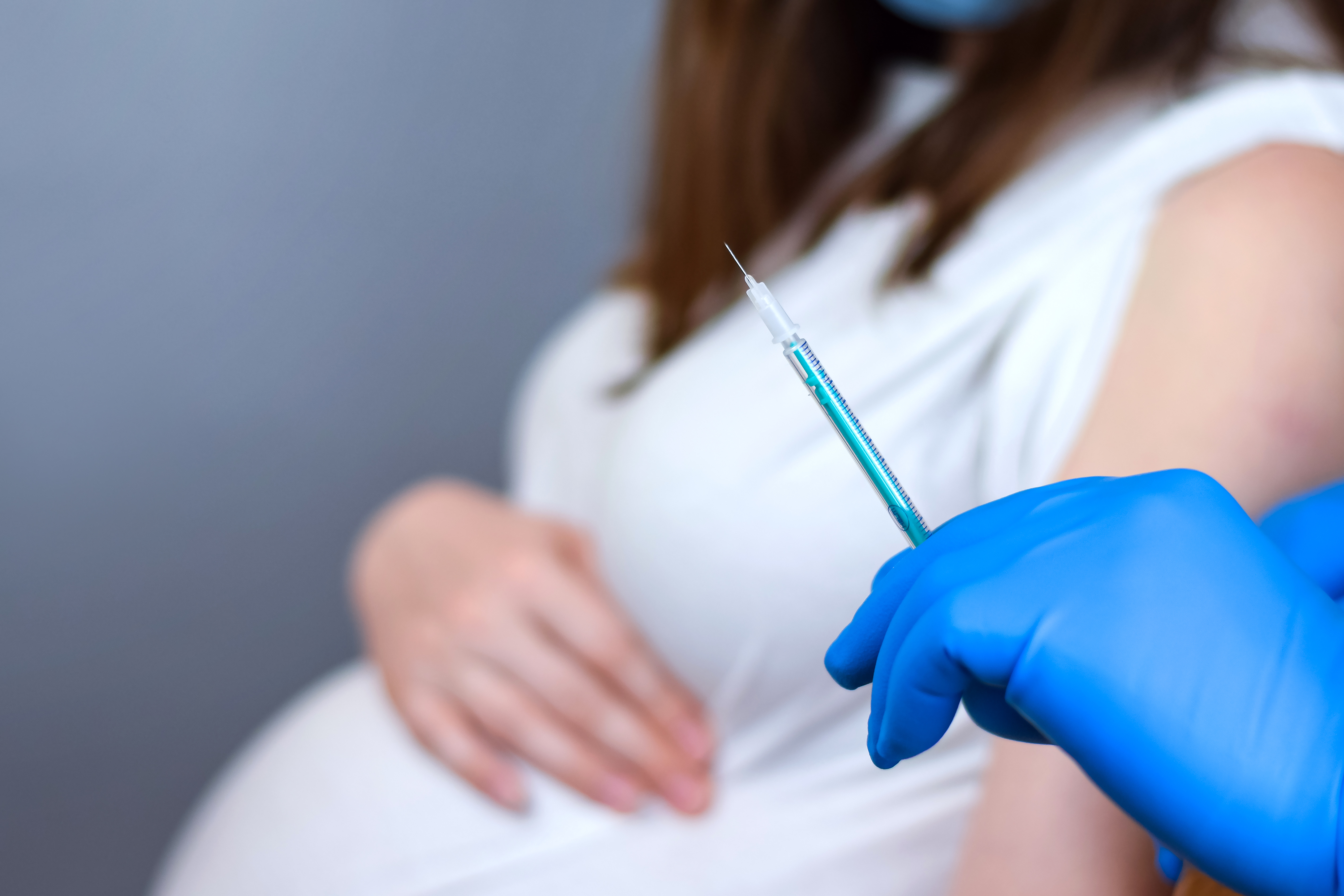 Ces travaux soutiennent la vaccination avec les vaccins anti-COVID-19 à ARNm, chez les femmes enceintes et allaitantes (Visuel Adobe Stock 412501185)