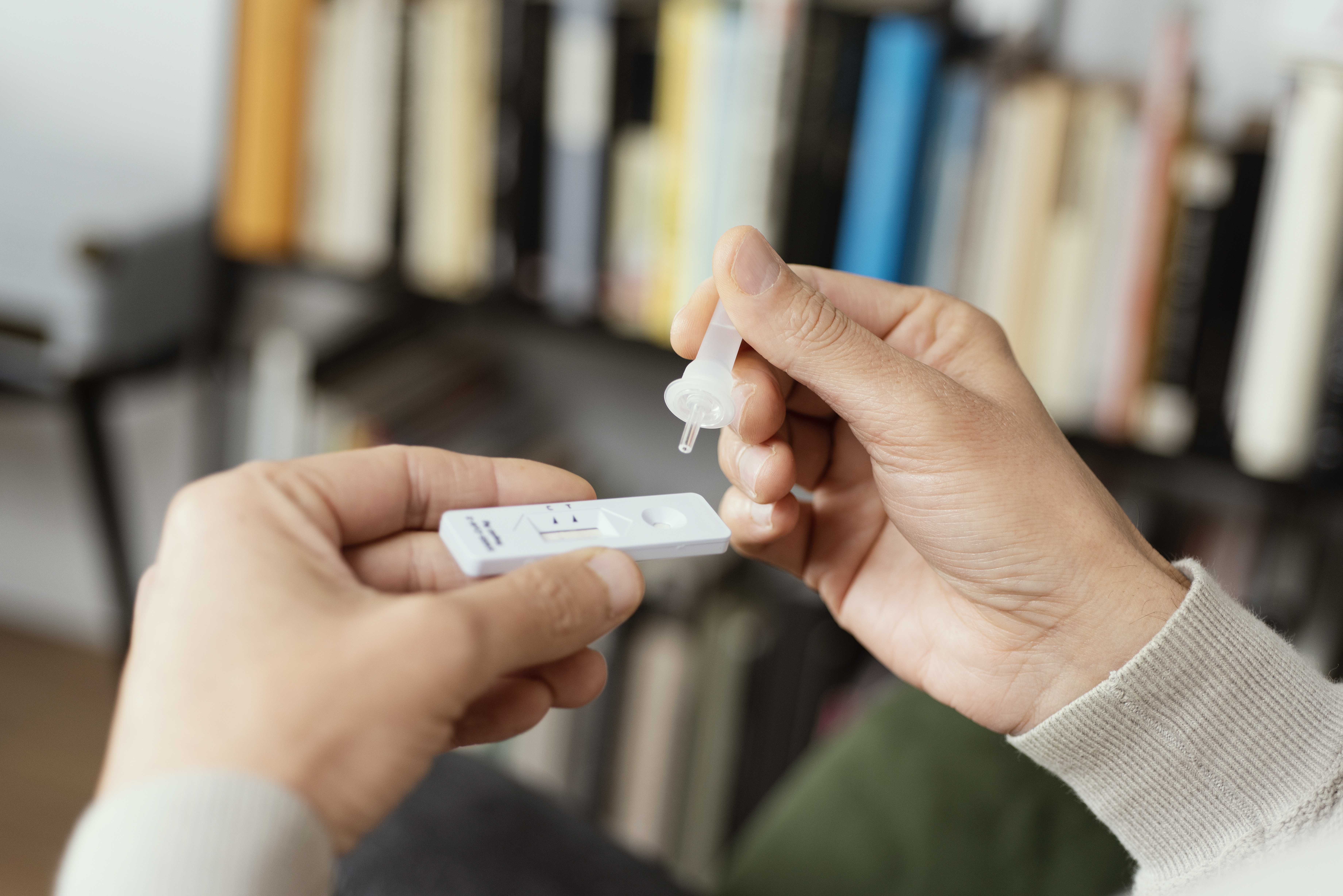 Adresser par la poste un paquet de home-tests de détection du SRAS-CoV-2 à tous les foyers et demander à chacun d’en effectuer un par semaine (Visuel Adobe Stock 412831671)