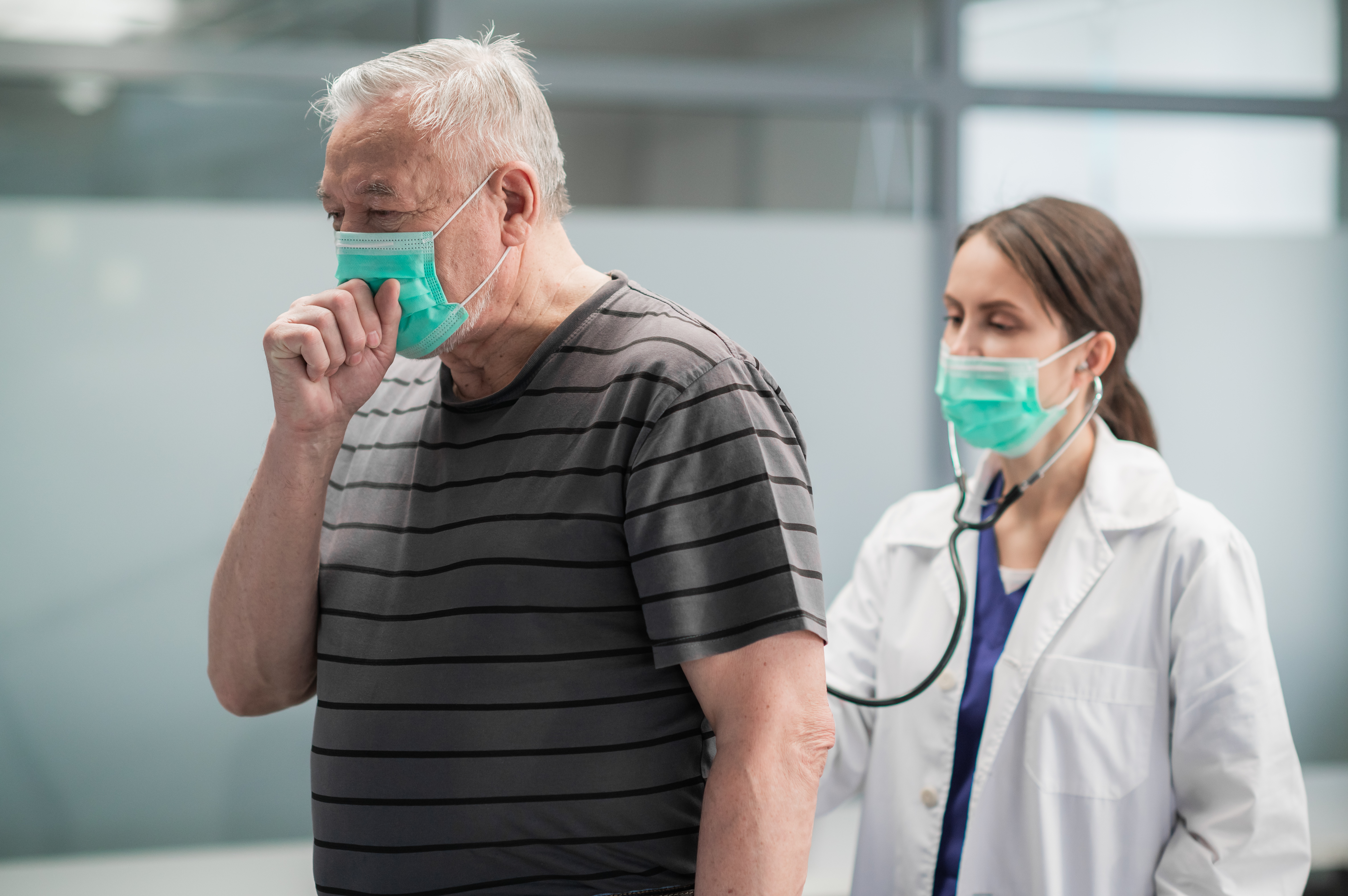 Ainsi, aujourd'hui, avec un peu plus de recul, certains symptômes apparaissent plus durables qu’on ne le pensait, y compris en cas de forme légère de la maladie (Visuel Adobe Stock 417945955)