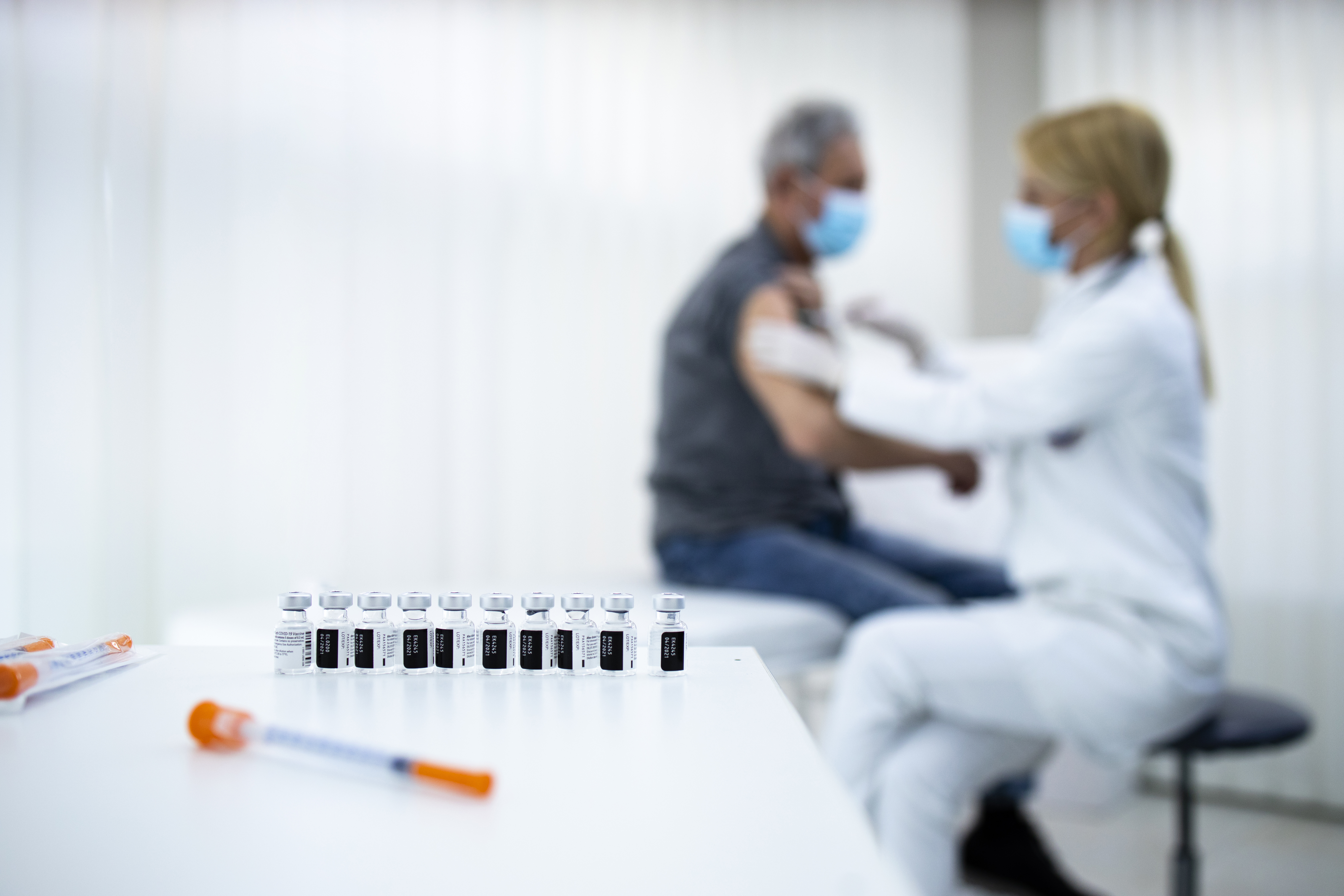 Les réactions allergiques sévères aux vaccins restent extrêmement rares et une surveillance de 30 minutes après la vaccination reste la norme, chez les patients allergiques (Visuel Adobe Stock 418891464). Les réactions allergiques sévères aux vaccins restent extrêmement rares et une surveillance de 30 minutes après la vaccination reste la norme, chez les patients allergiques (Visuel Adobe Stock 418891464).