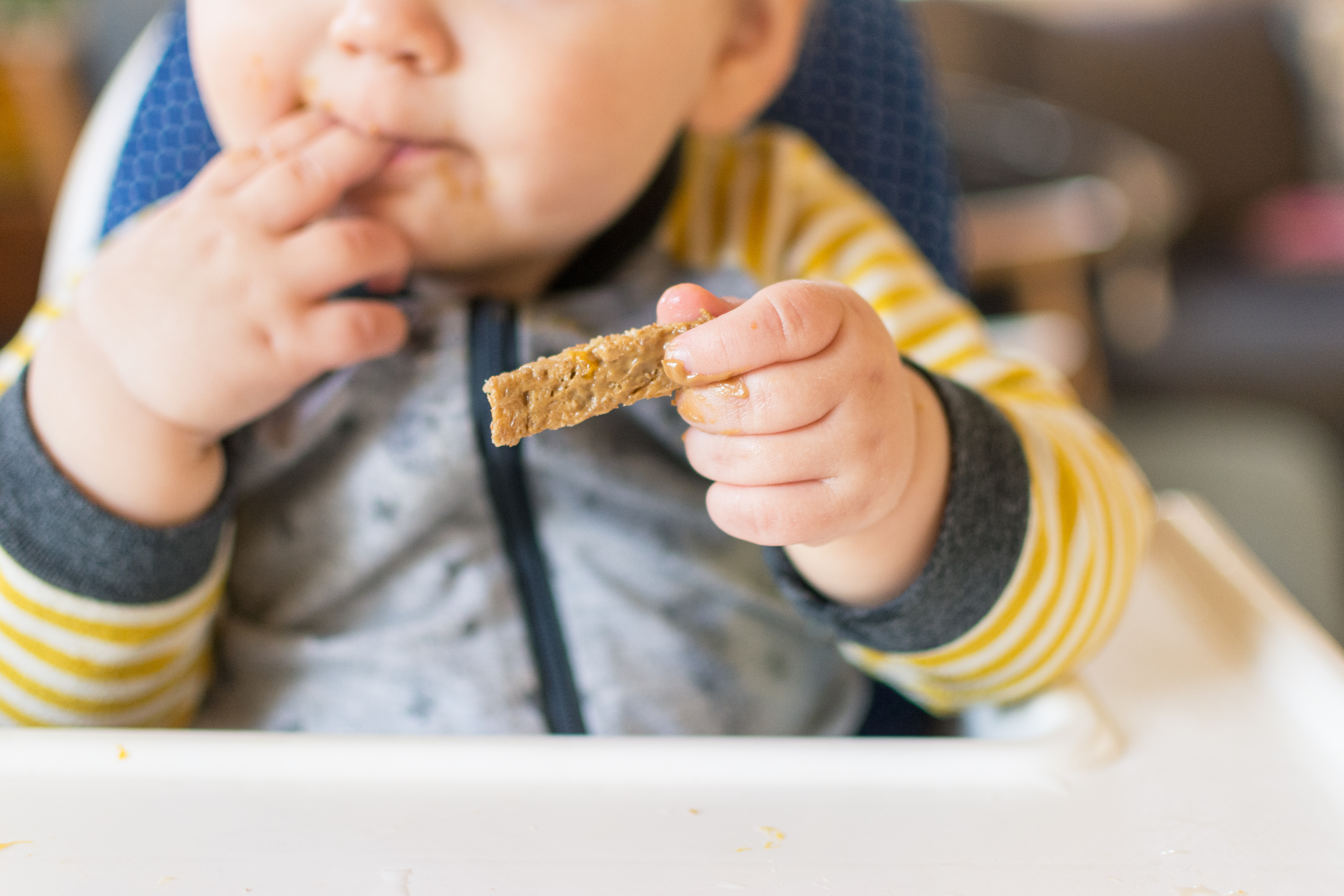 Cette immunothérapie orale par ingestion quotidienne de petites quantités de cacahuètes, progressivement augmentées sur 3 ans, permet à 82 % des enfants allergiques âgés de 1 à 3 ans de tolérer au moins 3,5 cacahuètes sans réaction (Visuel Adobe Stock 428189546)