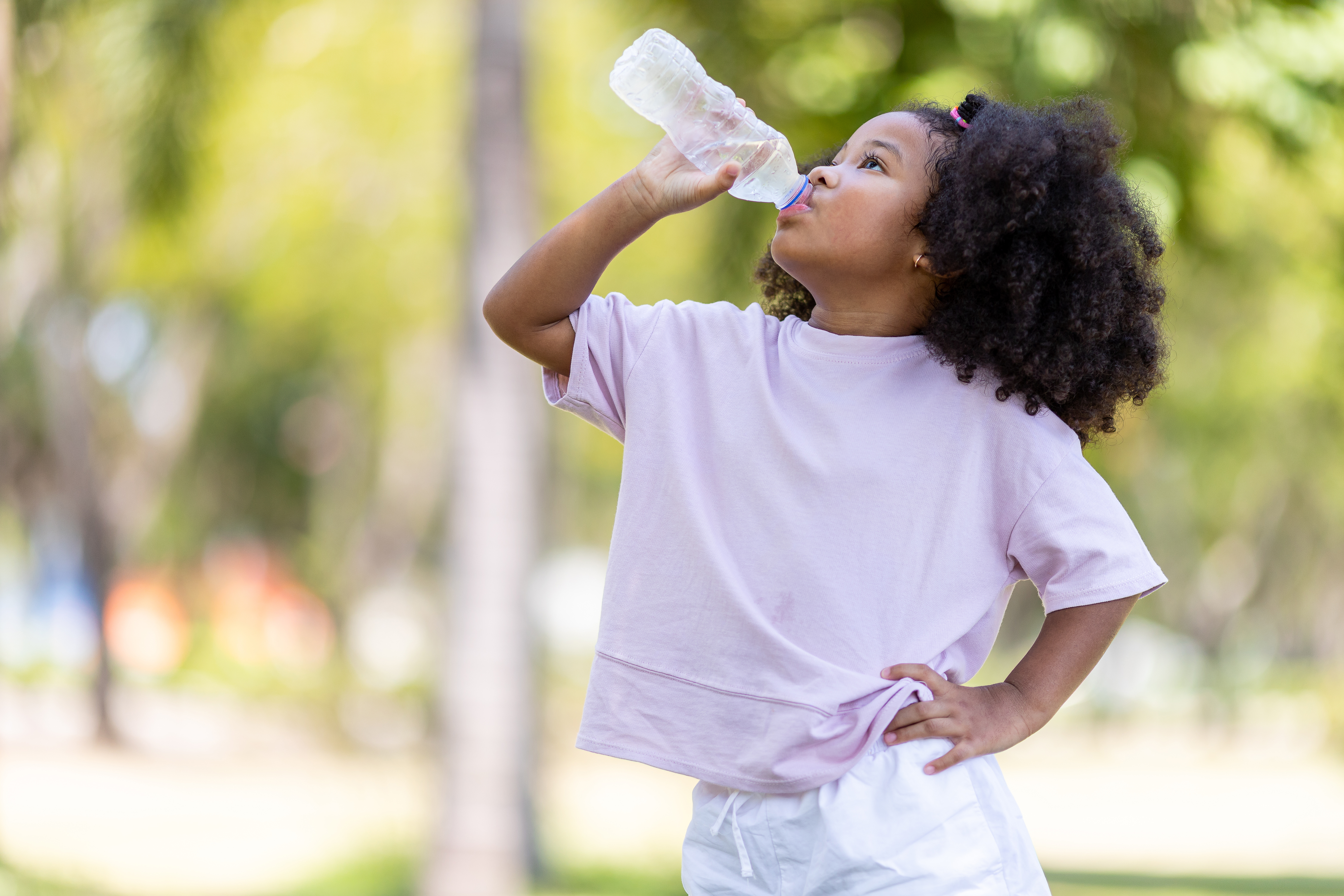 L’étude décrit comment des températures plus élevées vont inciter à plus de sédentarité et induire, chez les enfants notamment, une hausse de prévalence de l’obésité (Visuel Adobe Stock 435628195)