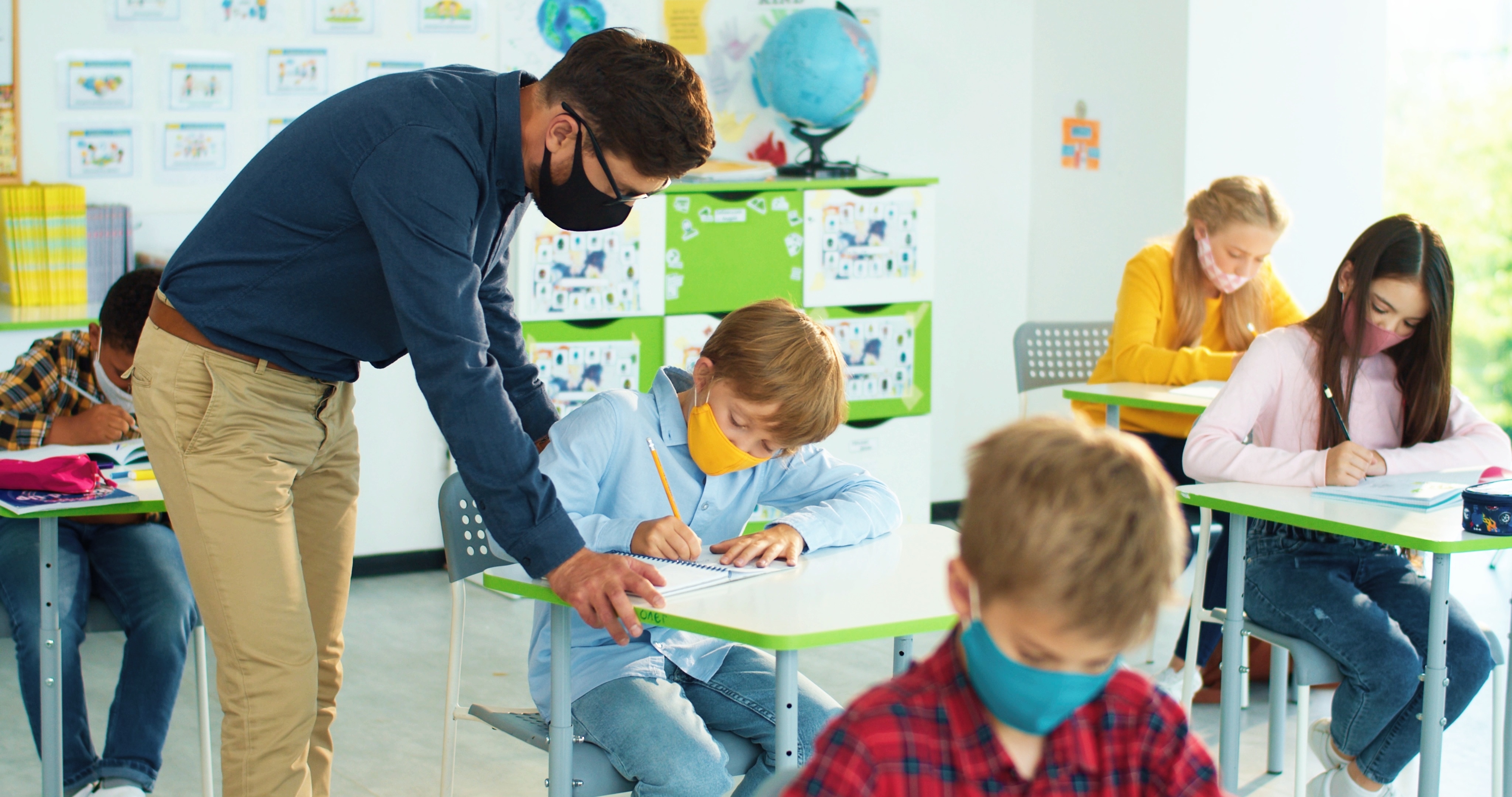 L'obligation pour les adultes de porter des masques dans les écoles a bien un impact majeur sur la transmission de la maladie COVID-19, conclut cette étude, mais pas seulement, c'est aussi le cas pour les enfants (Visuel Adobe Stock 454203682)