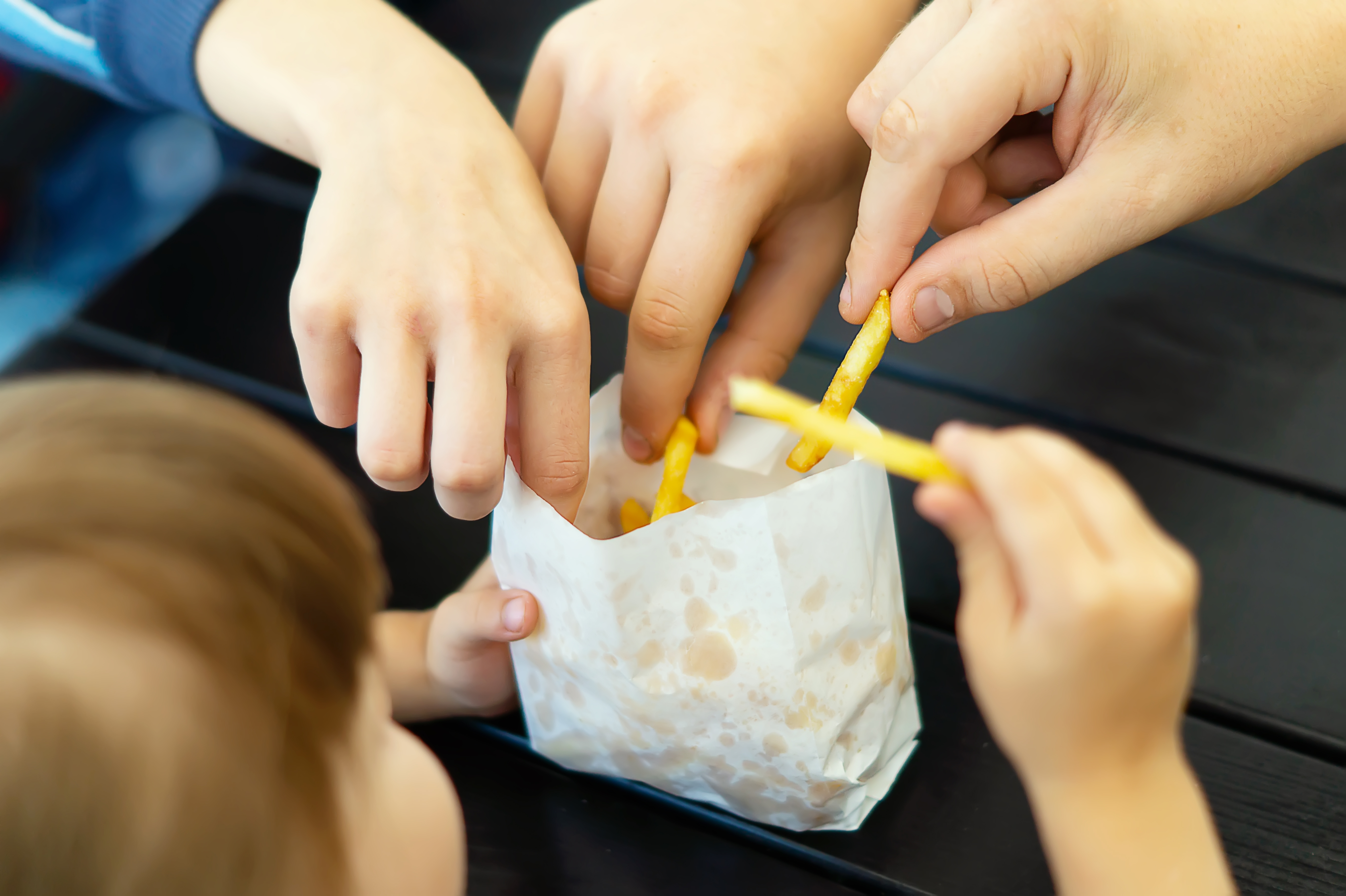 De nombreux parents adoptent des habitudes alimentaires et des aliments malsains pour compenser l’absence d'activités (Visuel Adobe Stock 462663595)