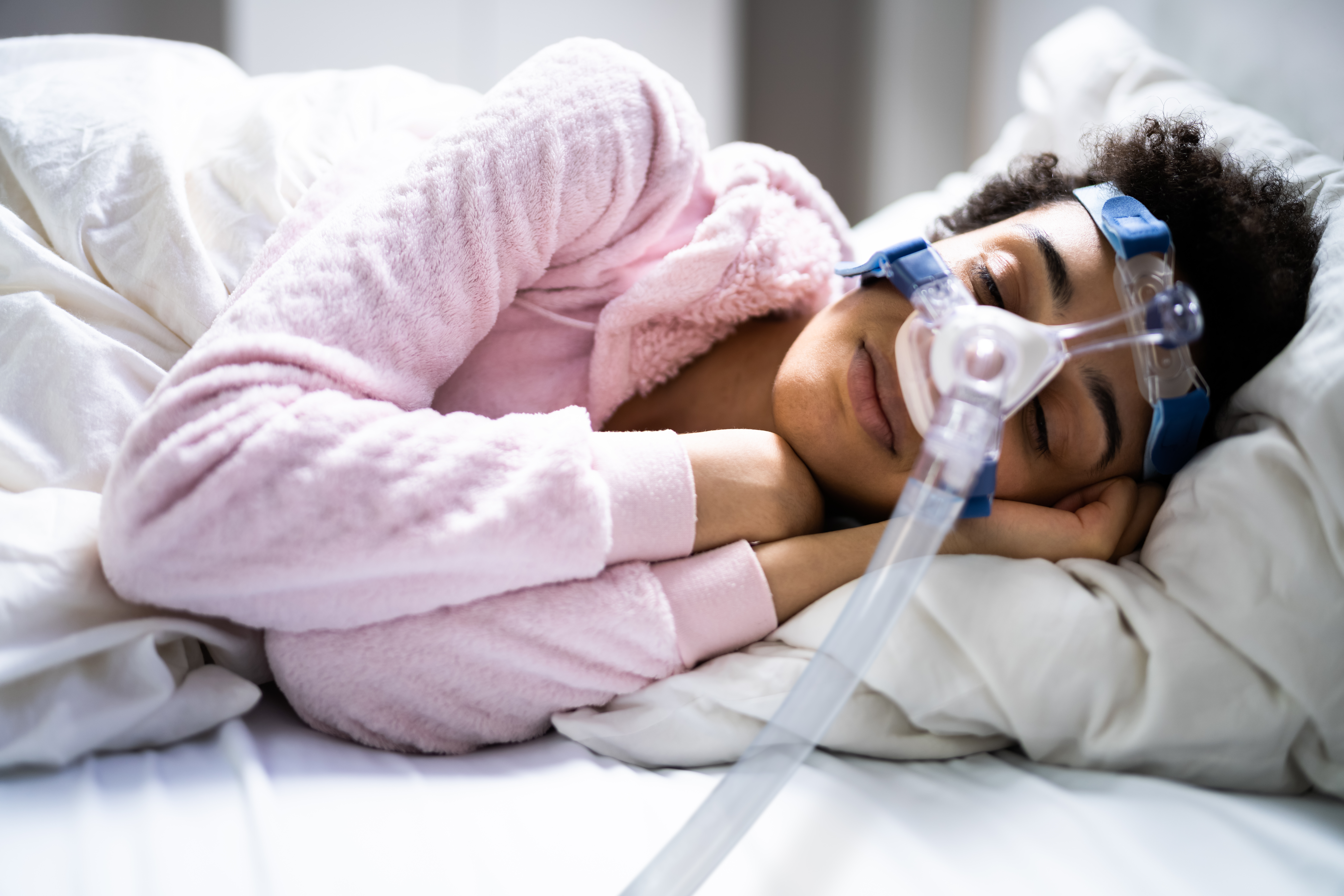 L'&eacute;tude confirme un lien extr&ecirc;mement marqu&eacute; entre l'apn&eacute;e obstructive du sommeil, la mortalit&eacute; toutes causes confondues et les &eacute;v&eacute;nements cardiovasculaires (Visuel Adobe Stock 468900794)