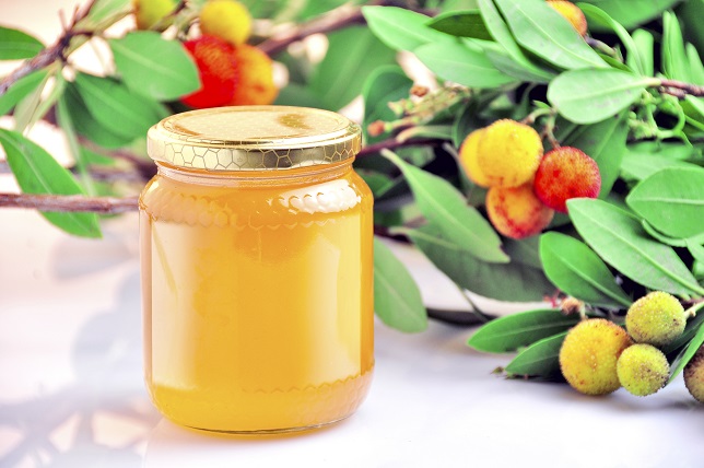 Le miel extrait des fleurs de l'arbousier (Arbutus unedo) est apprécié dans le secteur de l'apiculture pour ses caractéristiques organoleptiques, en particulier pour son goût amer fort et sa couleur sombre. 