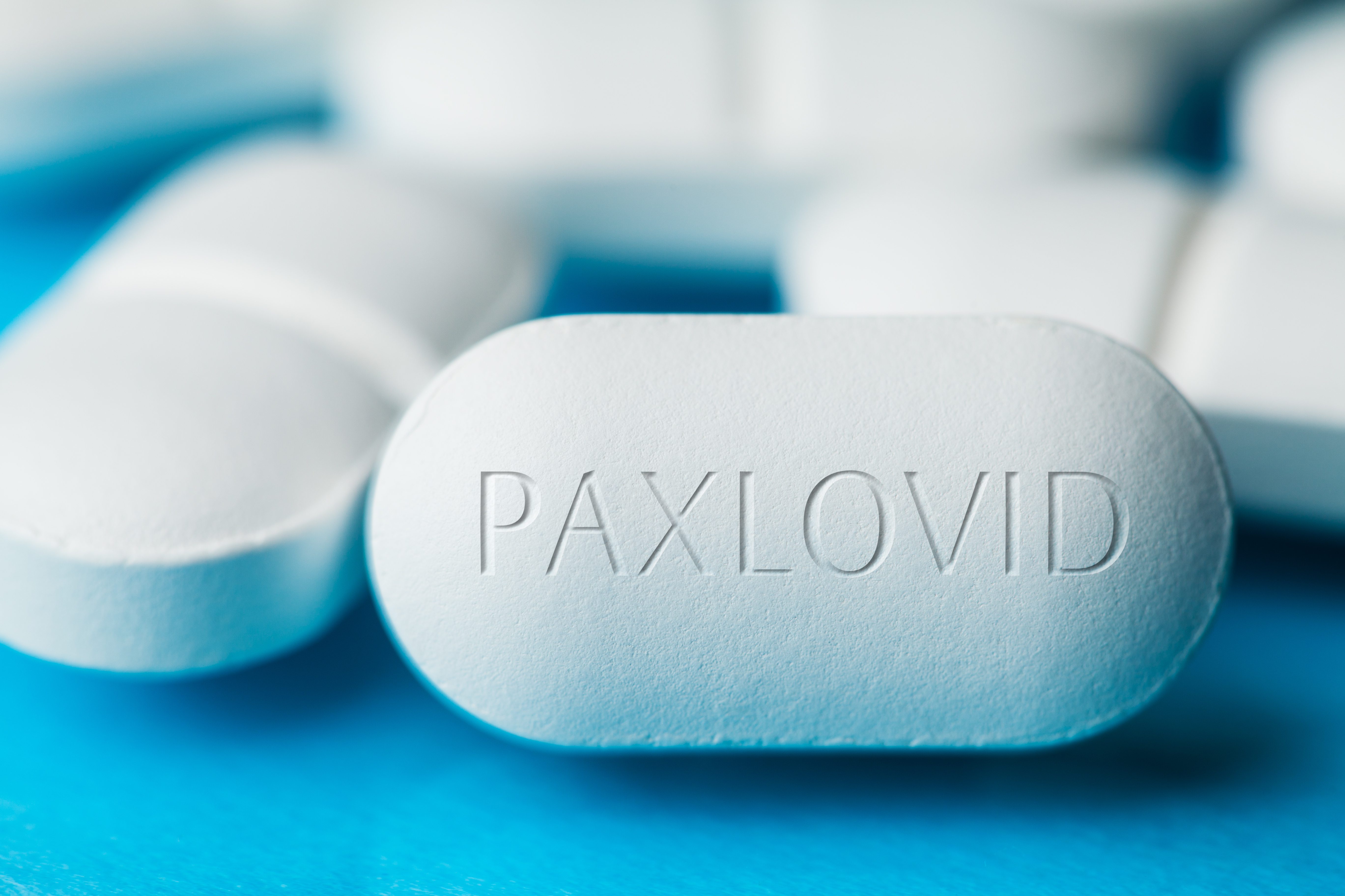 Qu'en est-il réellement après quelques mois d'utilisation de l'efficacité des médicaments antiviraux molnupiravir et nirmatrelvir-ritonavir (Paxlovid®), lorsqu'ils sont utilisés pour traiter une forme non grave COVID-19 ? (Visuel Adobe Stock 476509624) 